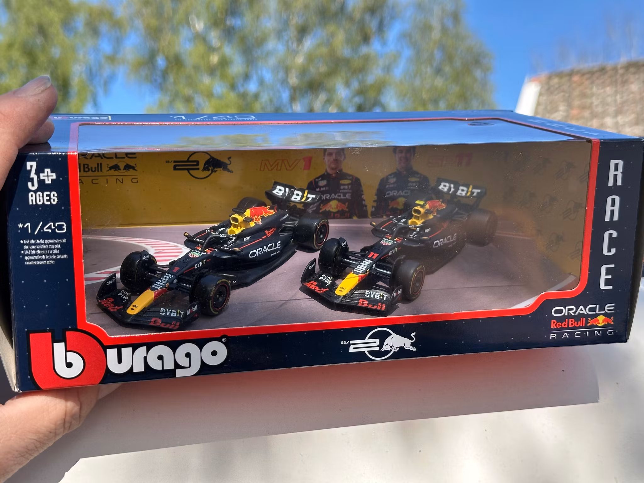 Skala 1/43 Red Bull RB20, Formel 1, 2024 Set w 2 cars fr Bburago 38173