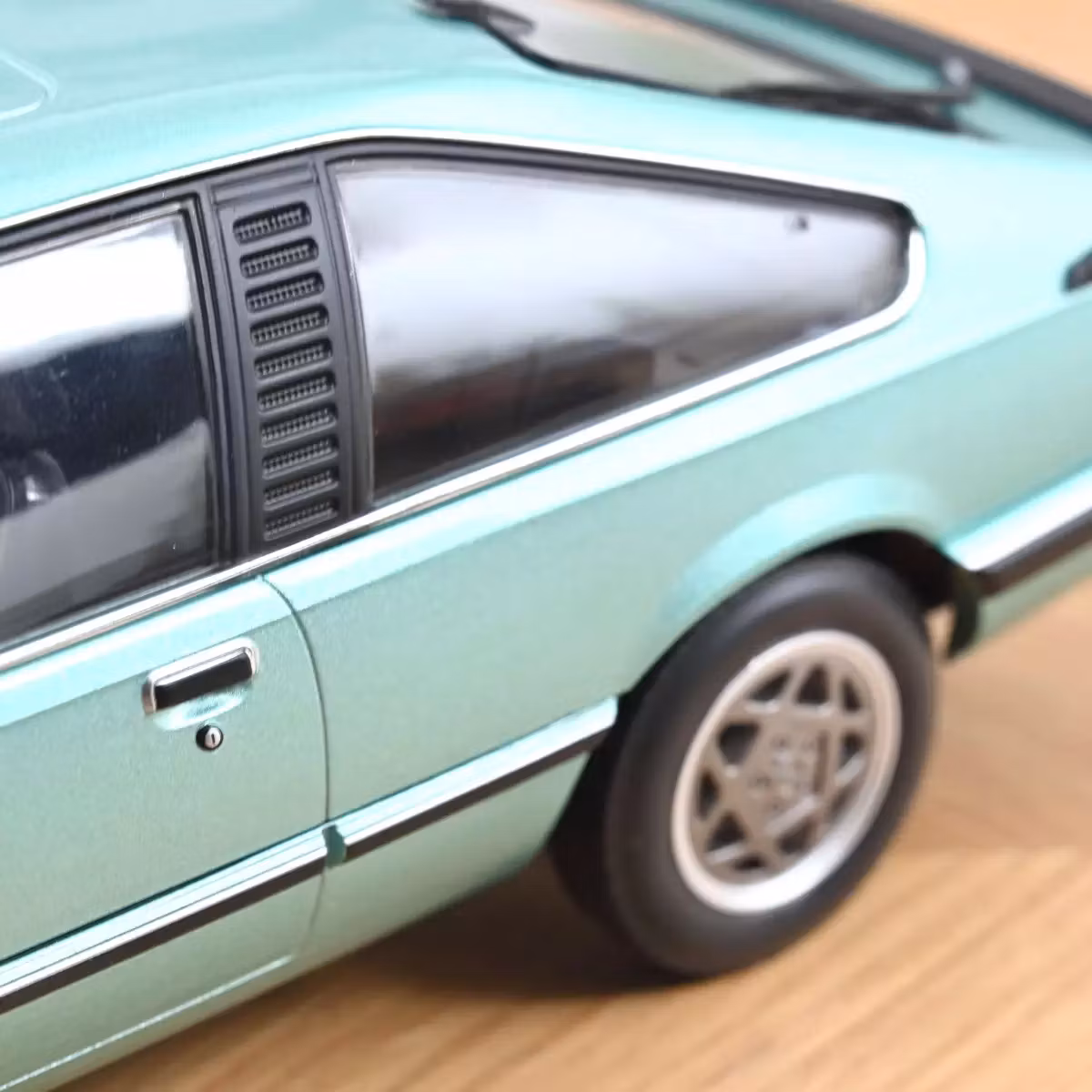Skala 1/18 Opel Monza 2.5 E 1983 Beryll Green metallic fr Norev