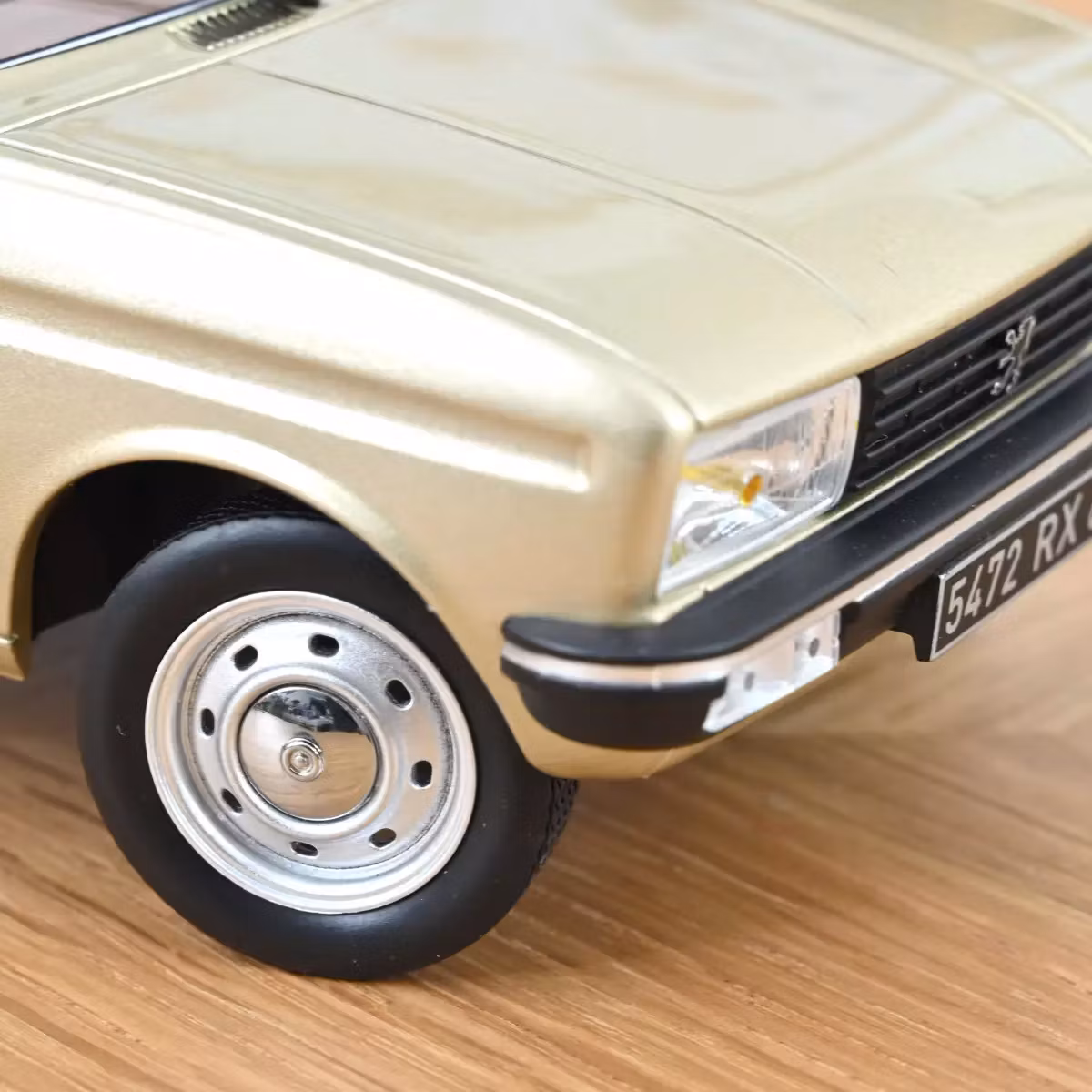 Skala 1/18 Peugeot 104 GR 1981 Beige metallic fr Norev