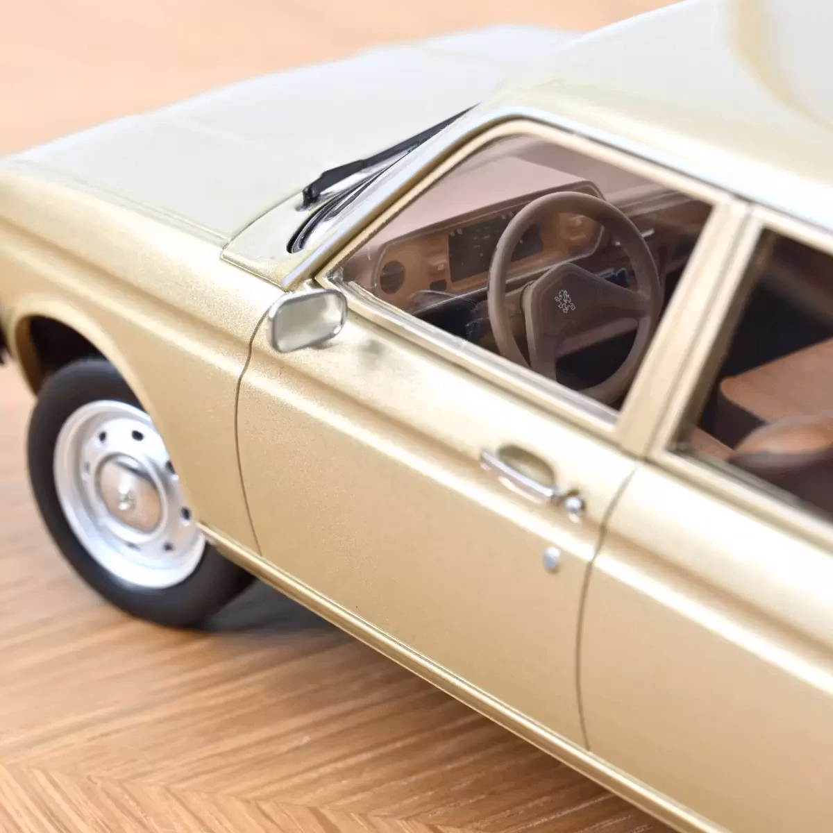 Skala 1/18 Peugeot 104 GR 1981 Beige metallic fr Norev