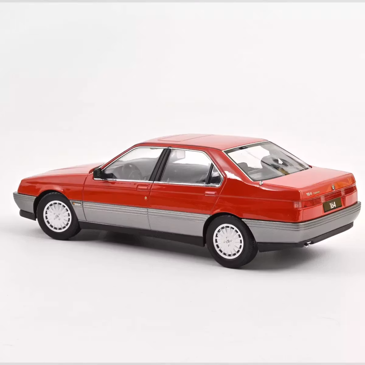 Skala 1/18 Alfa Romeo 164 1991 Rosso Alfa fr Norev