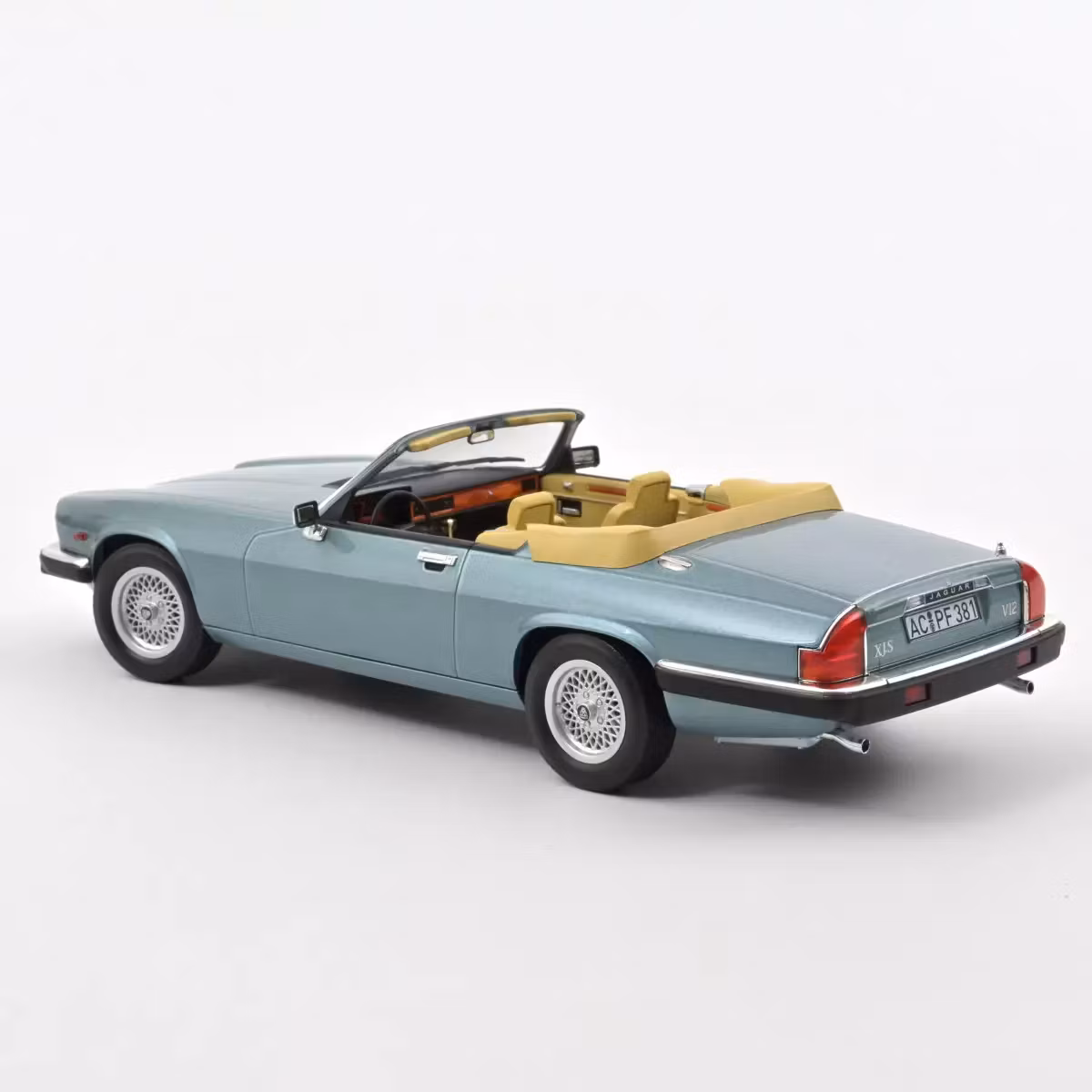 Skala 1/18 Jaguar XJ-S 5.3 H.E. Convertible 1988 Light Blue metallic fr Norev