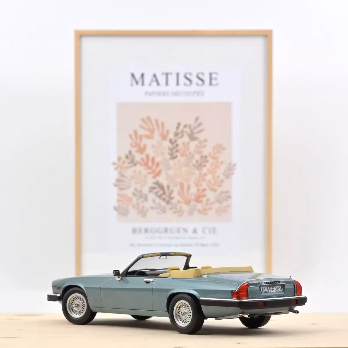 Skala 1/18 Jaguar XJ-S 5.3 H.E. Convertible 1988 Light Blue metallic fr Norev