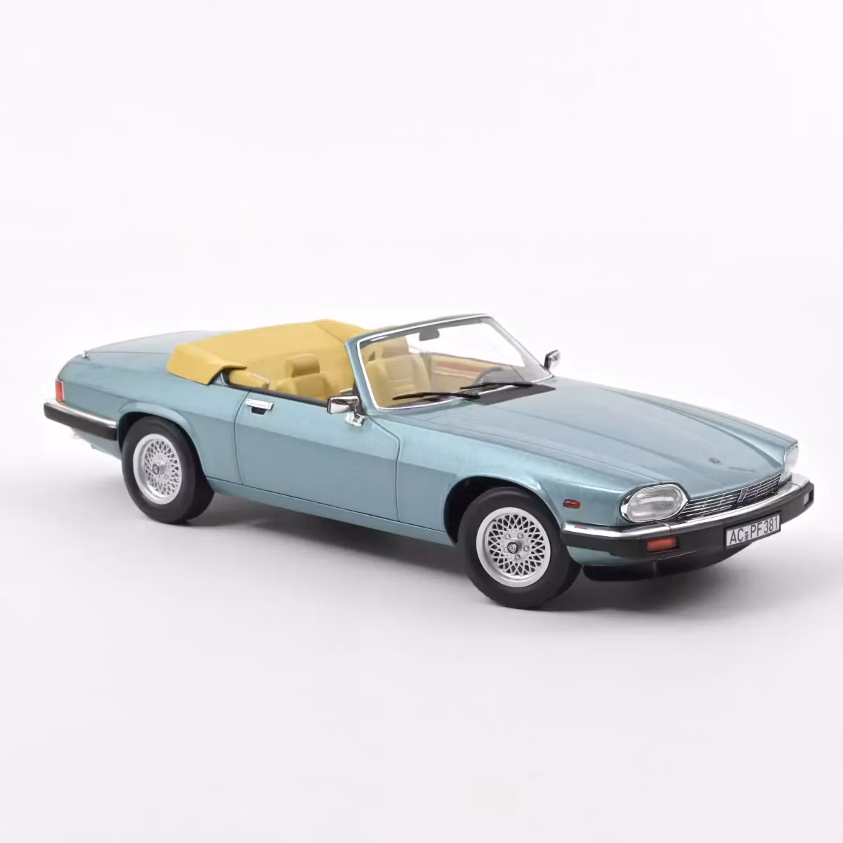 Skala 1/18 Jaguar XJ-S 5.3 H.E. Convertible 1988 Light Blue metallic fr Norev
