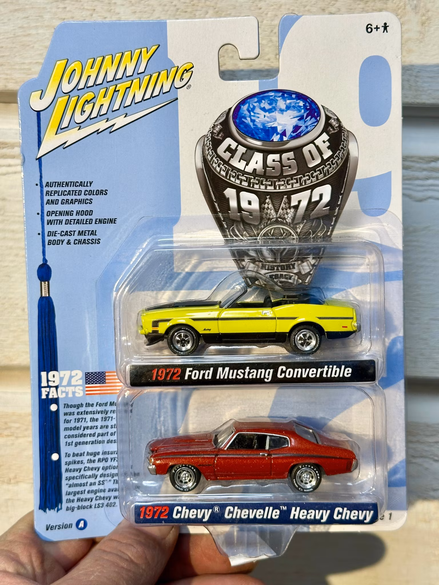Skala 1/64 2-pack Ford Mustang Conv 72 & Chevy Chevelle 72 Heavy Chevy "Class of 72" fr Johnny Lightning