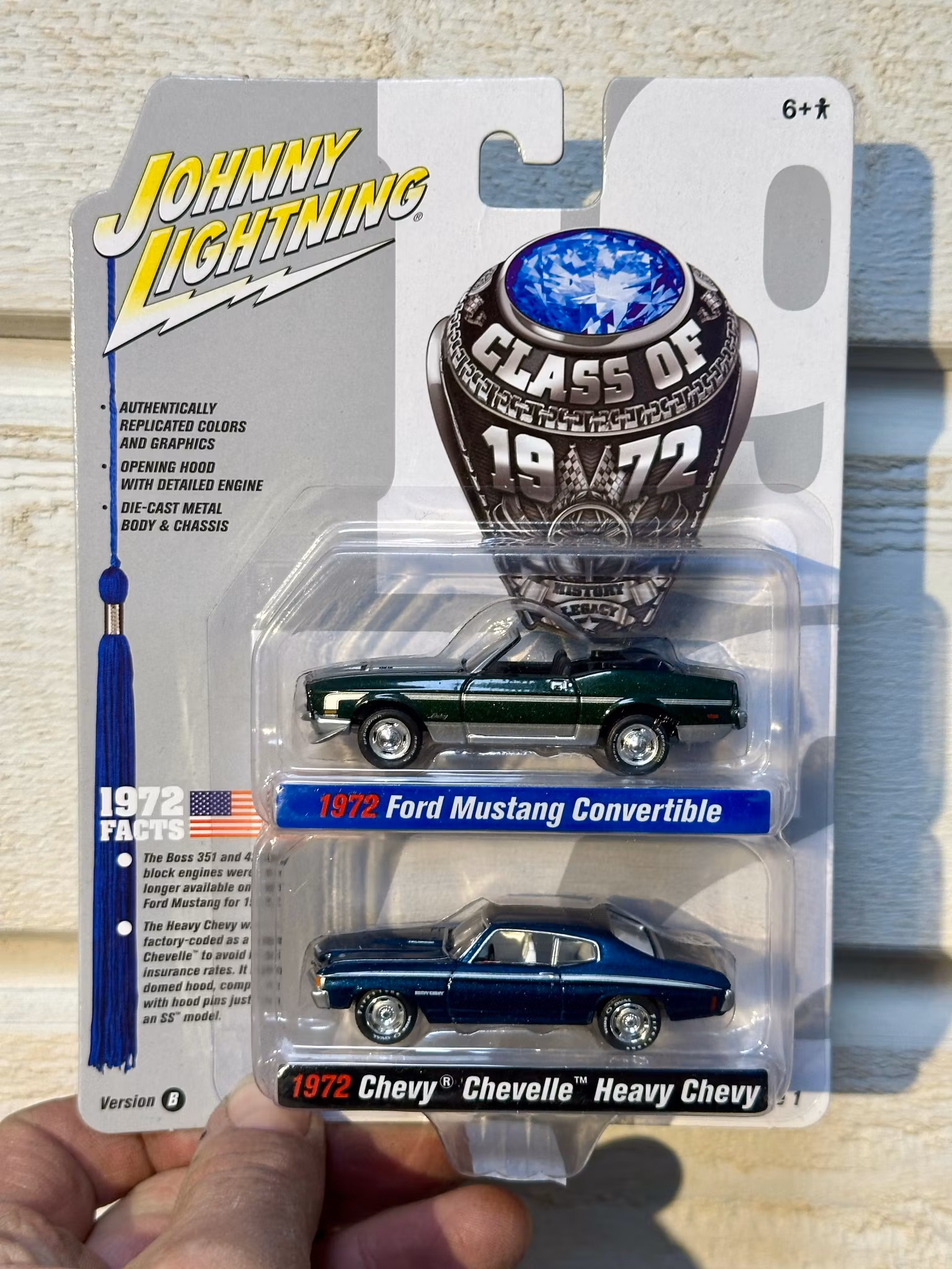 Skala 1/64 2-pack Ford Mustang Conv 72 & Chevy Chevelle 72 Heavy Chevy "Class of 72" fr Johnny Lightning