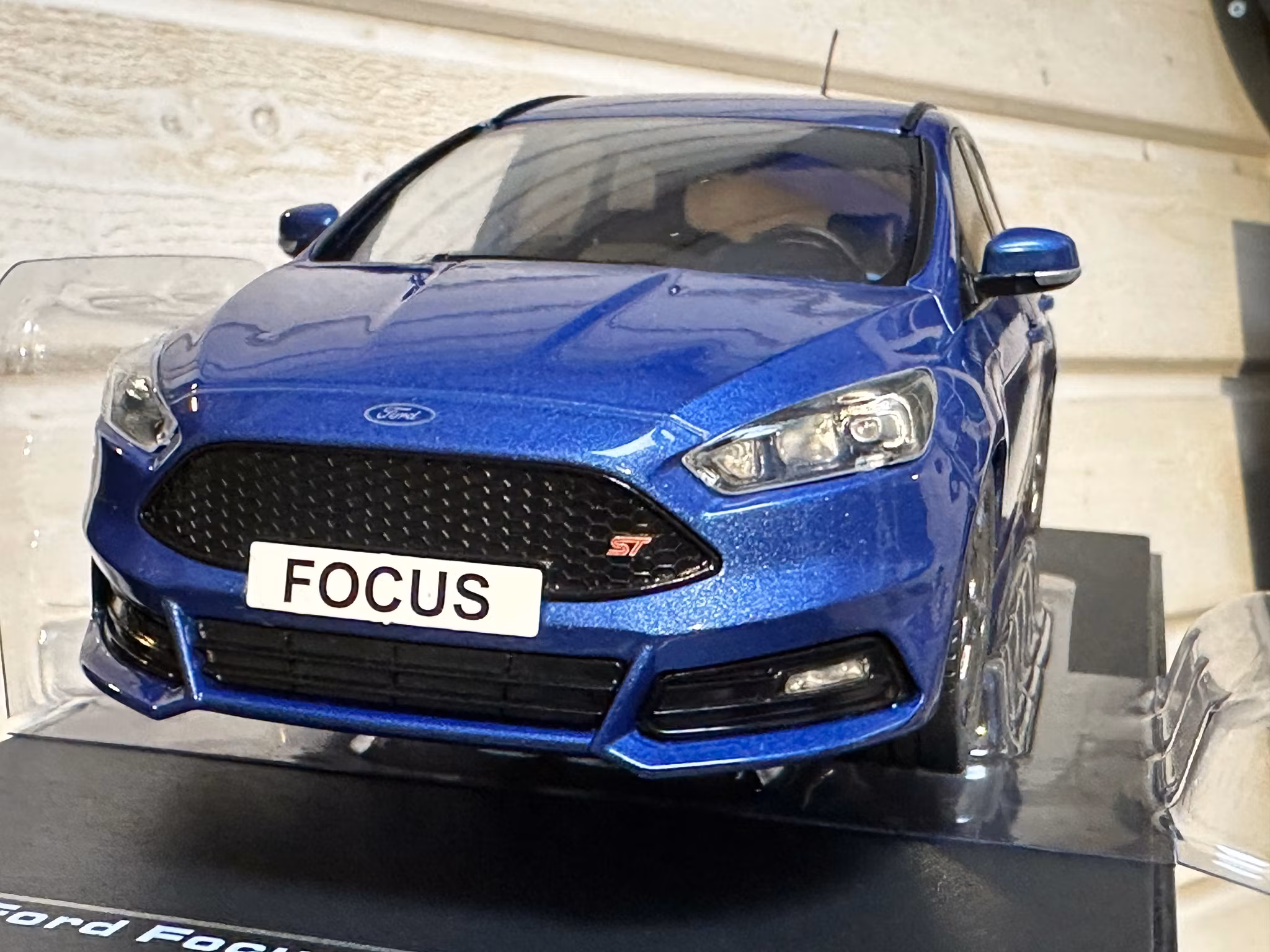 Skala 1/18 Ford Focus ST kombi, mörkblå, 2015 fr IXO Model