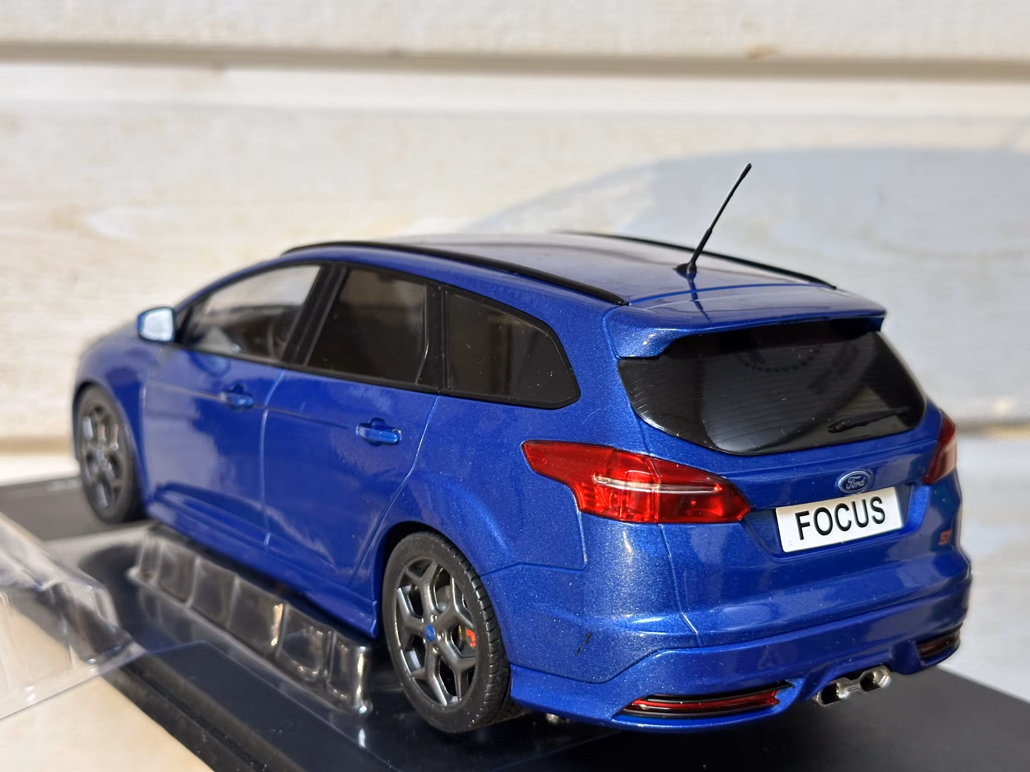 Skala 1/18 Ford Focus ST kombi, mörkblå, 2015 fr IXO Model
