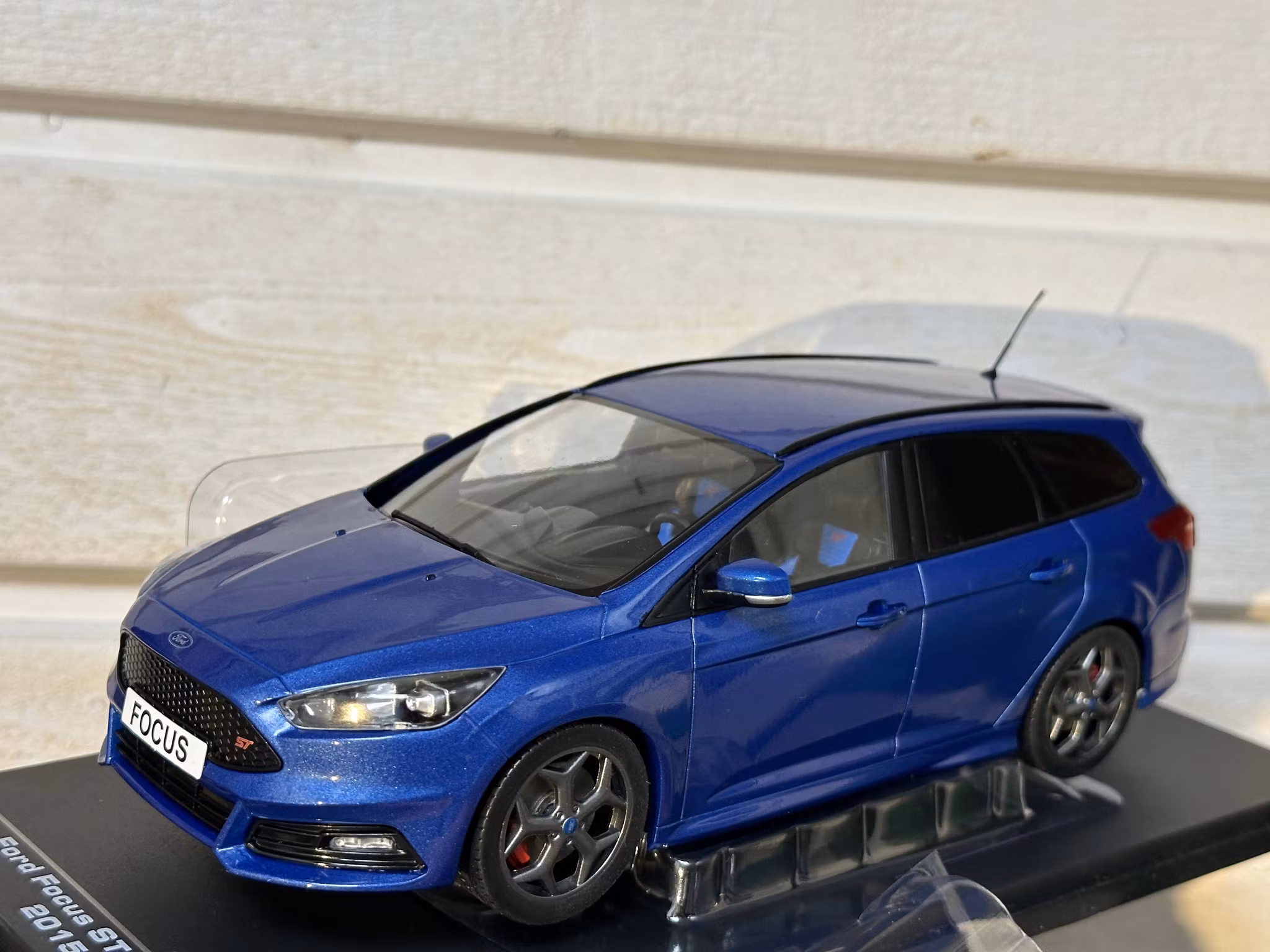 Skala 1/18 Ford Focus ST kombi, mörkblå, 2015 fr IXO Model