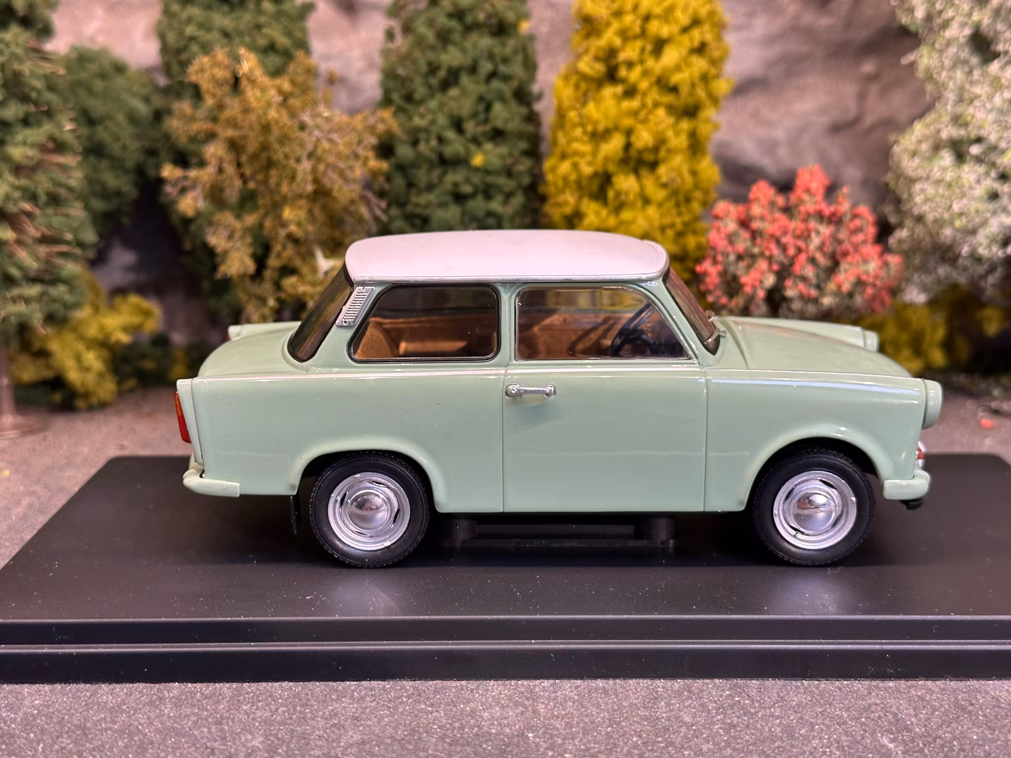 Skala 1/24 Trabant 601 (1965) fr WhiteBox