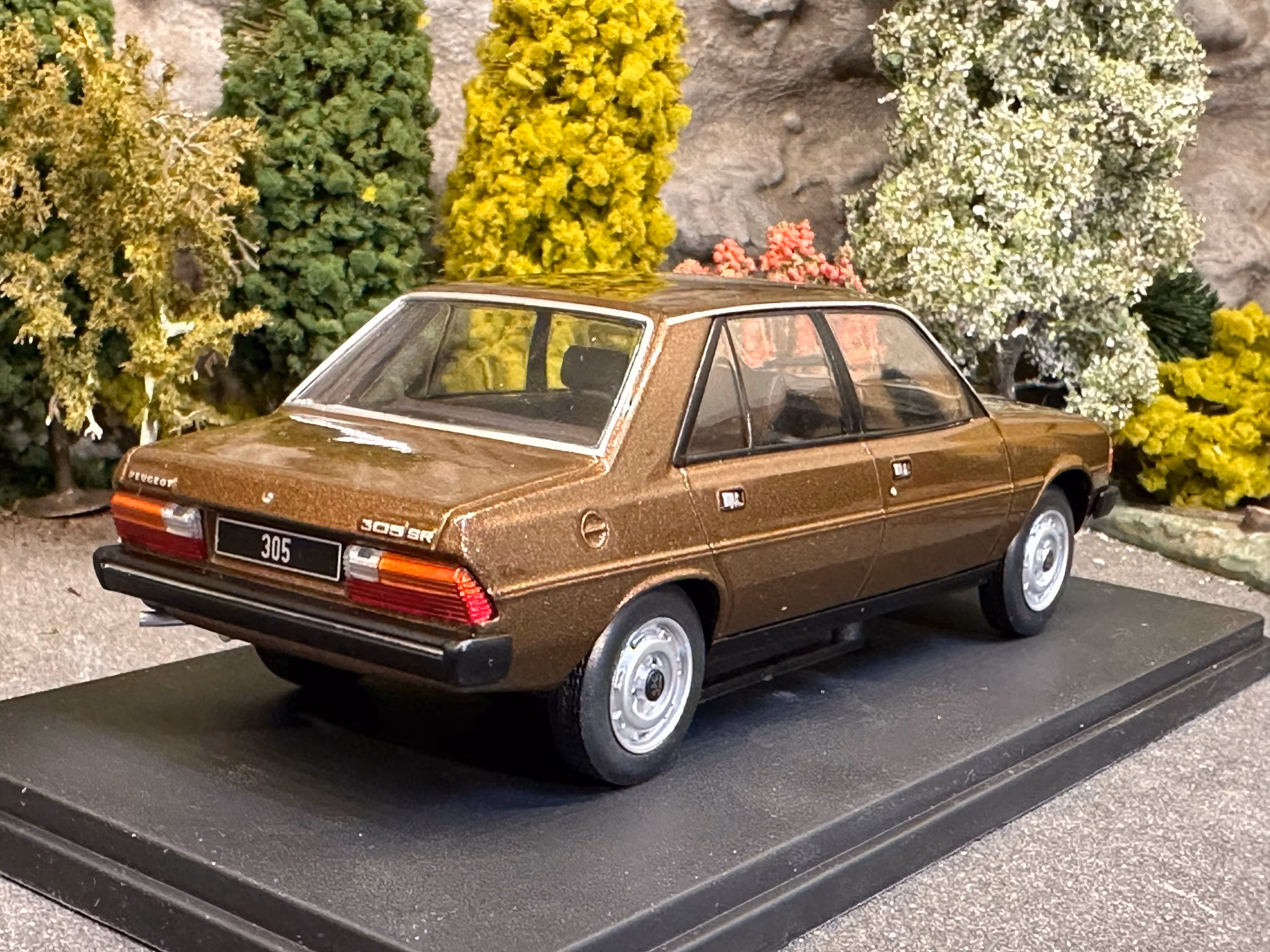 Skala 1/24 Peugeot 305 (1977) fr WhiteBox