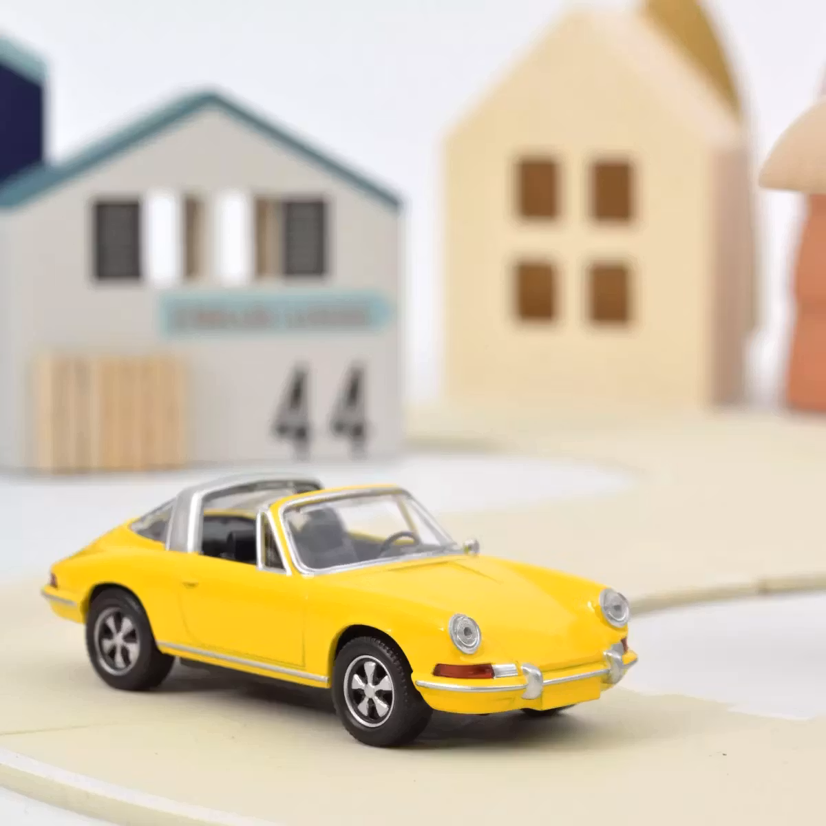 Skala 1/43 Porsche 911 Targa 1969 Signal yellow fr NOREV
