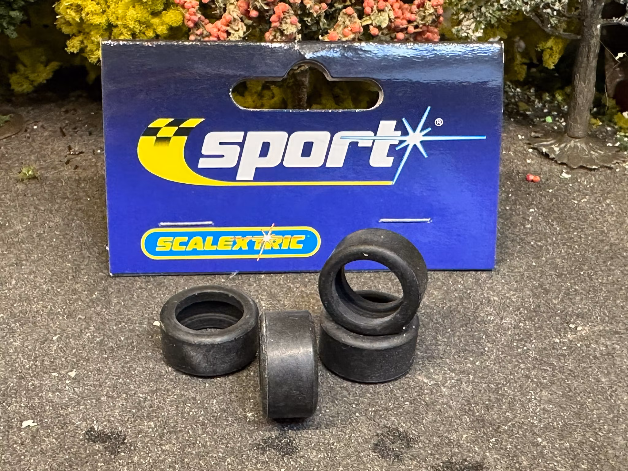 Skala 1/32 Accessories/Tillbehör W9598 t Scalextric: Däck/Tyres i 4-pack