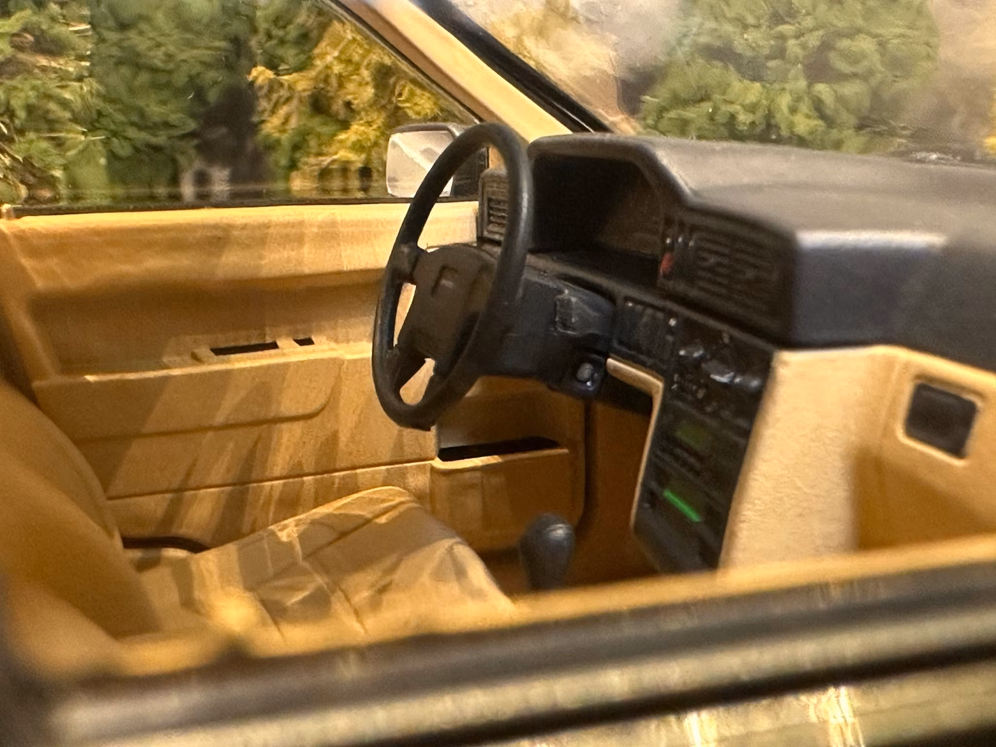 Skala 1/18 Volvo 850, Dark grey metallic Triple9 Collection