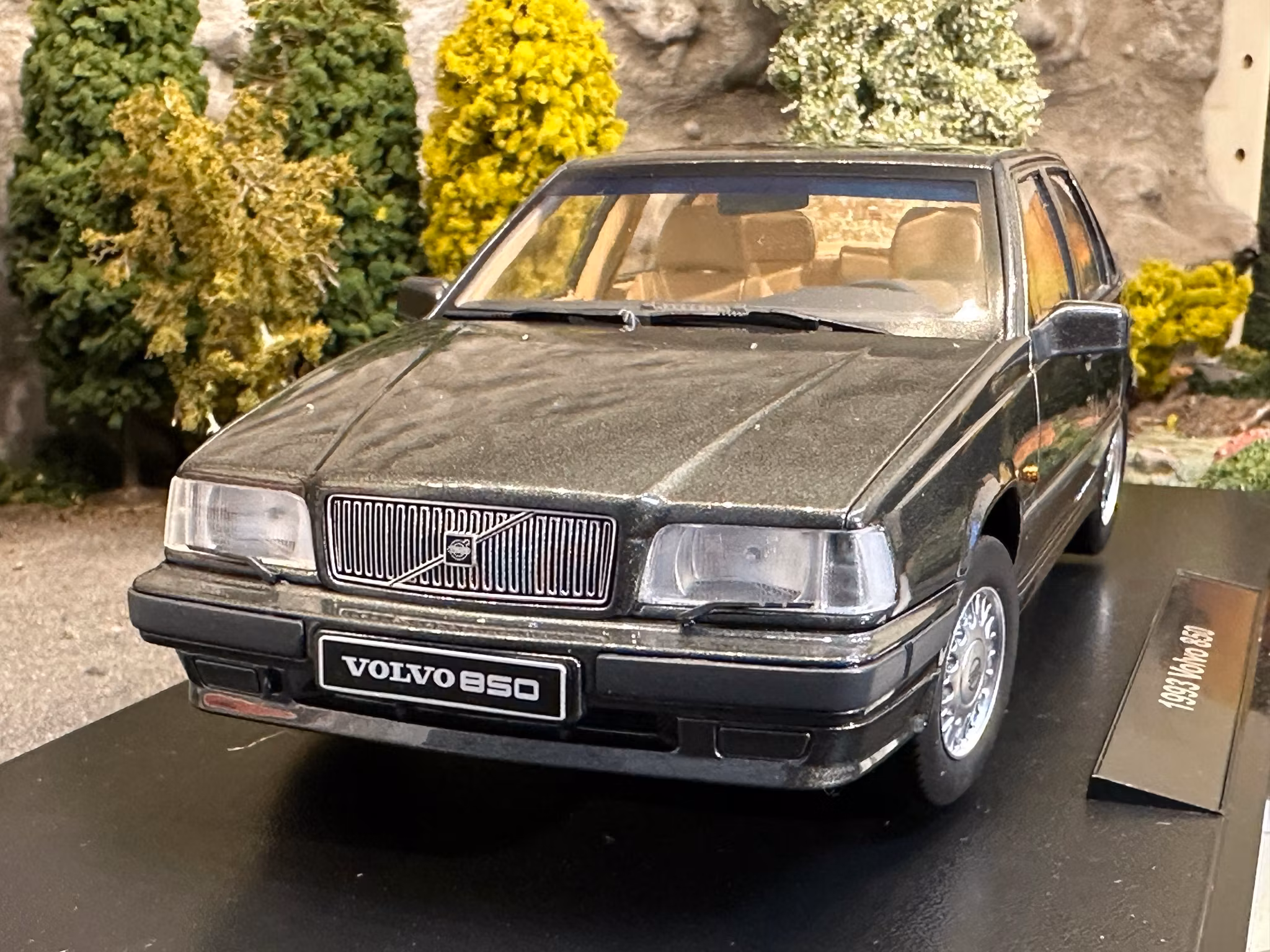 Skala 1/18 Volvo 850, Dark grey metallic Triple9 Collection