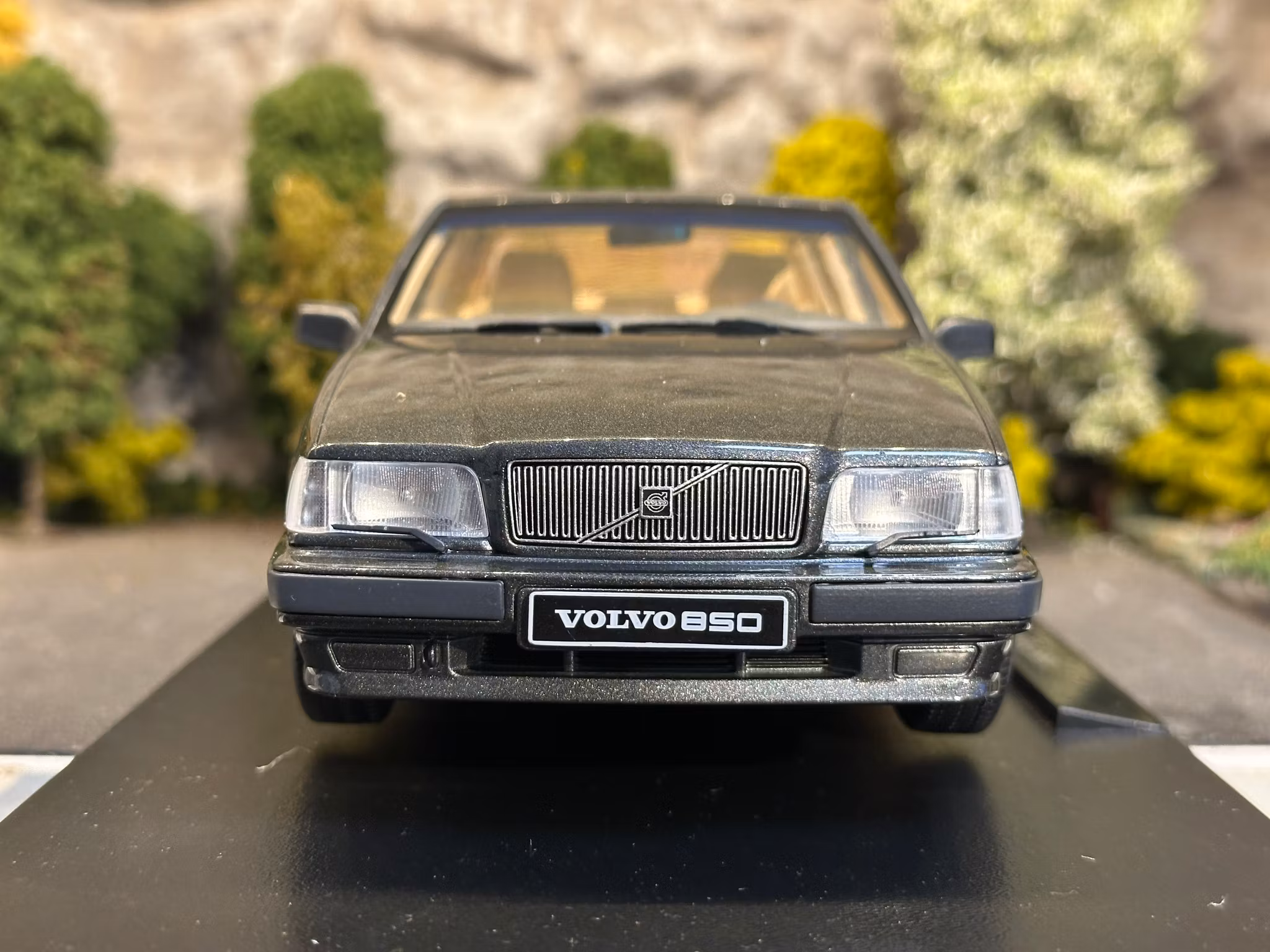 Skala 1/18 Volvo 850, Dark grey metallic Triple9 Collection