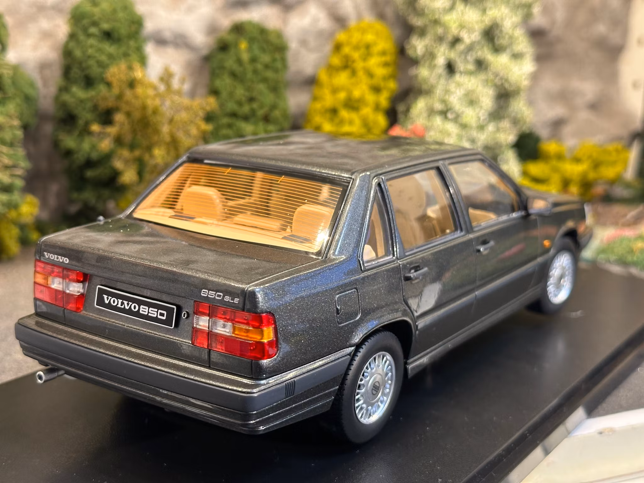 Skala 1/18 Volvo 850, Dark grey metallic Triple9 Collection