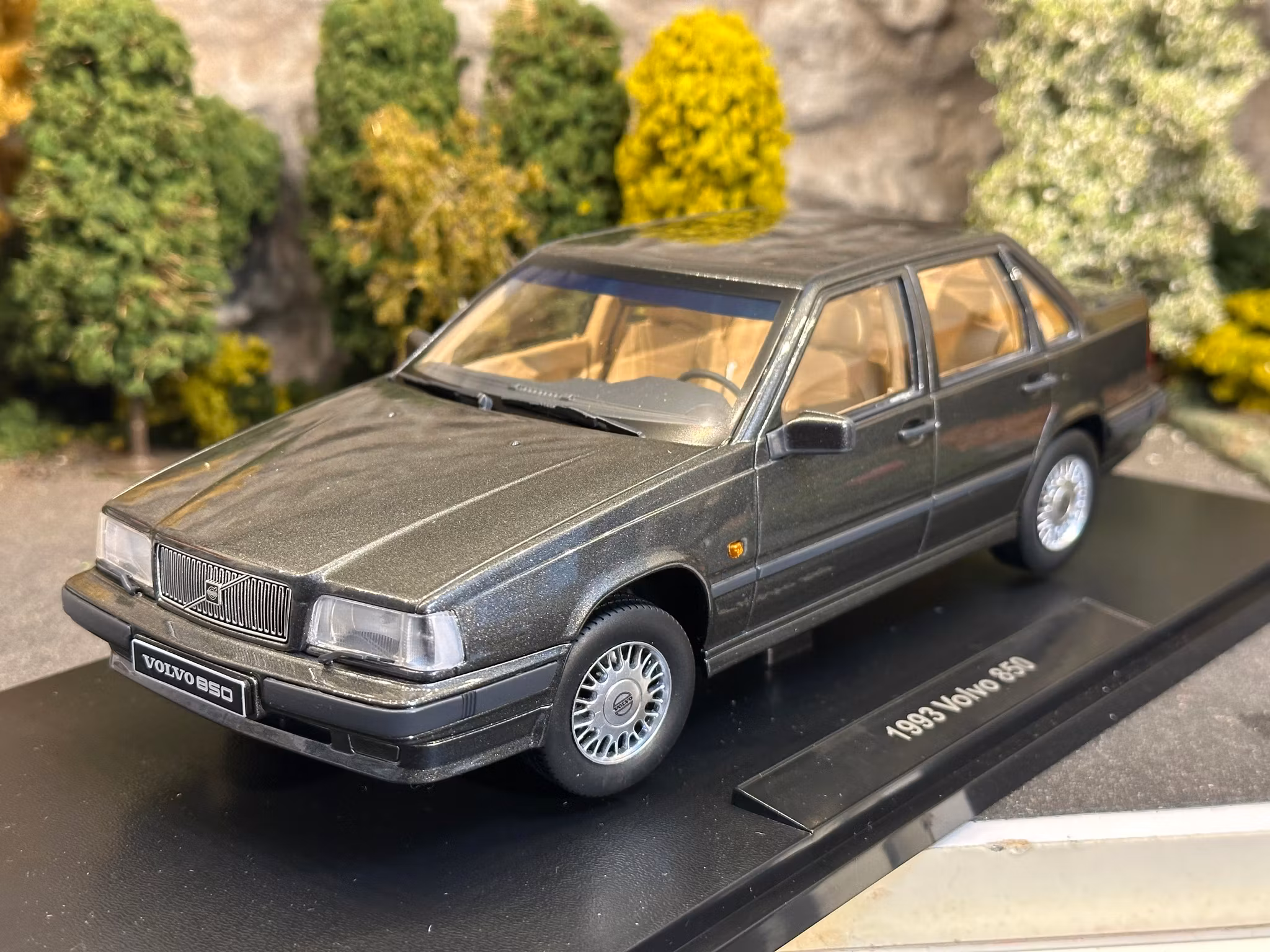 Skala 1/18 Volvo 850, Dark grey metallic Triple9 Collection