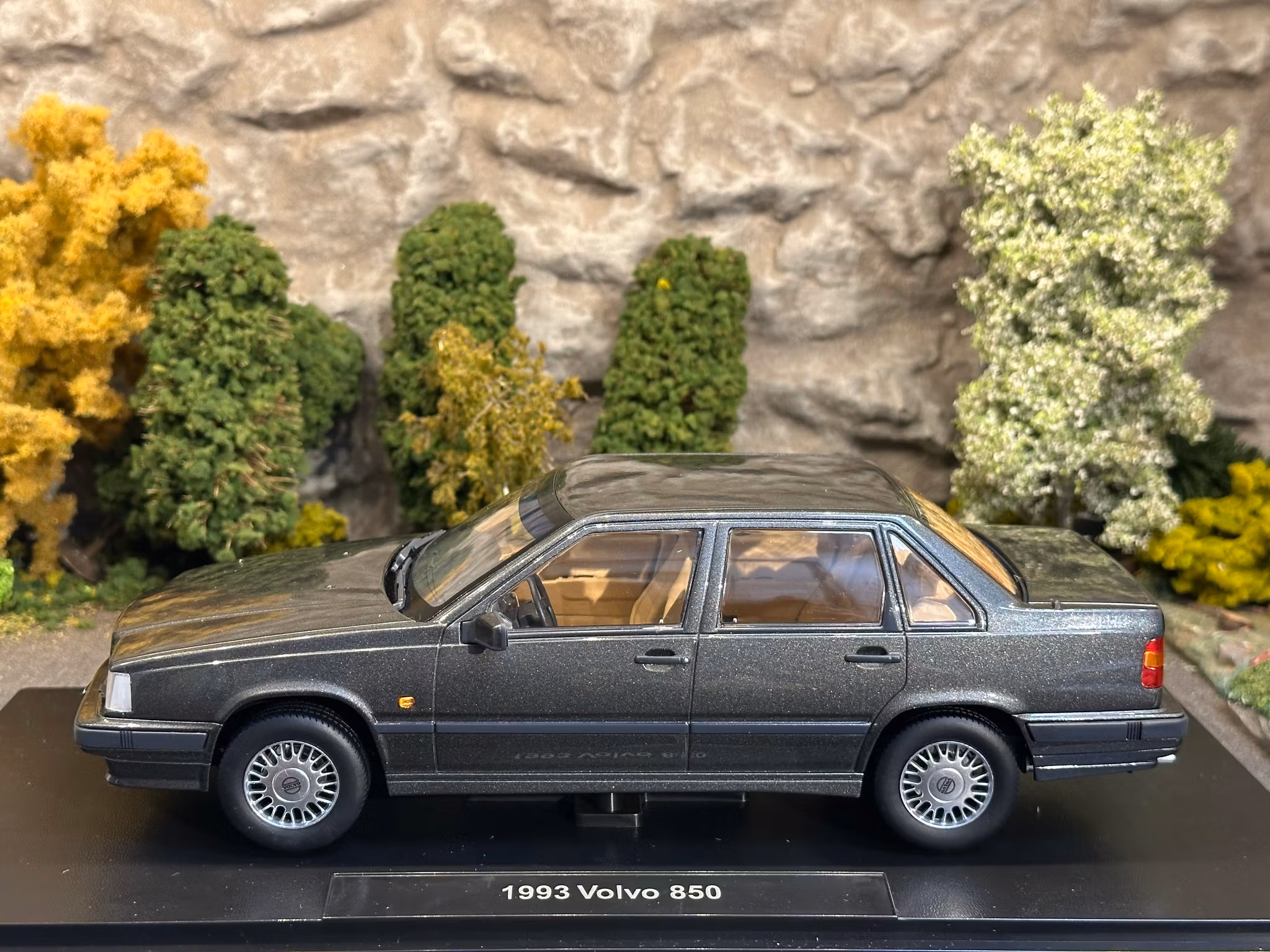 Skala 1/18 Volvo 850, Dark grey metallic Triple9 Collection