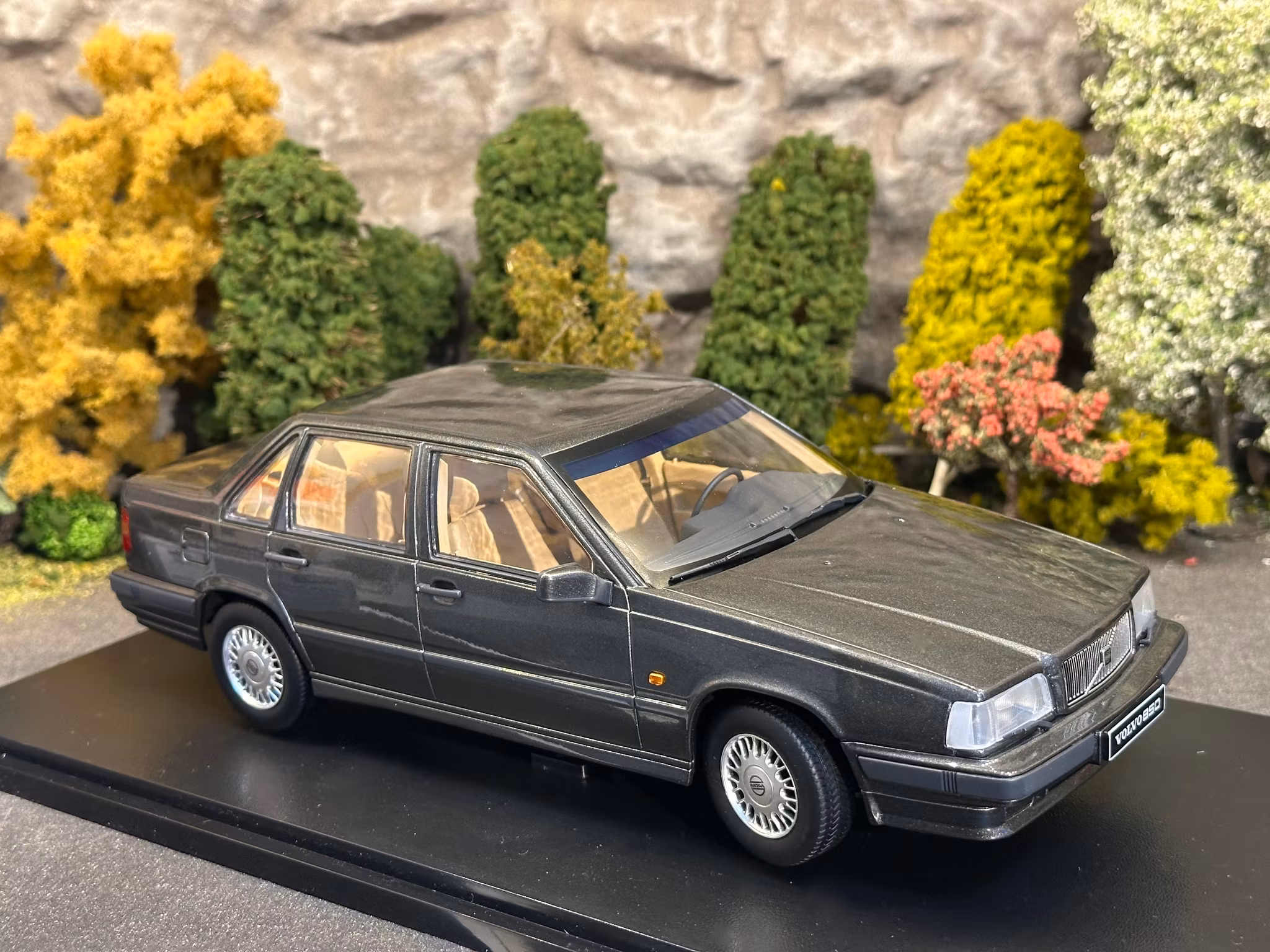 Skala 1/18 Volvo 850, Dark grey metallic Triple9 Collection