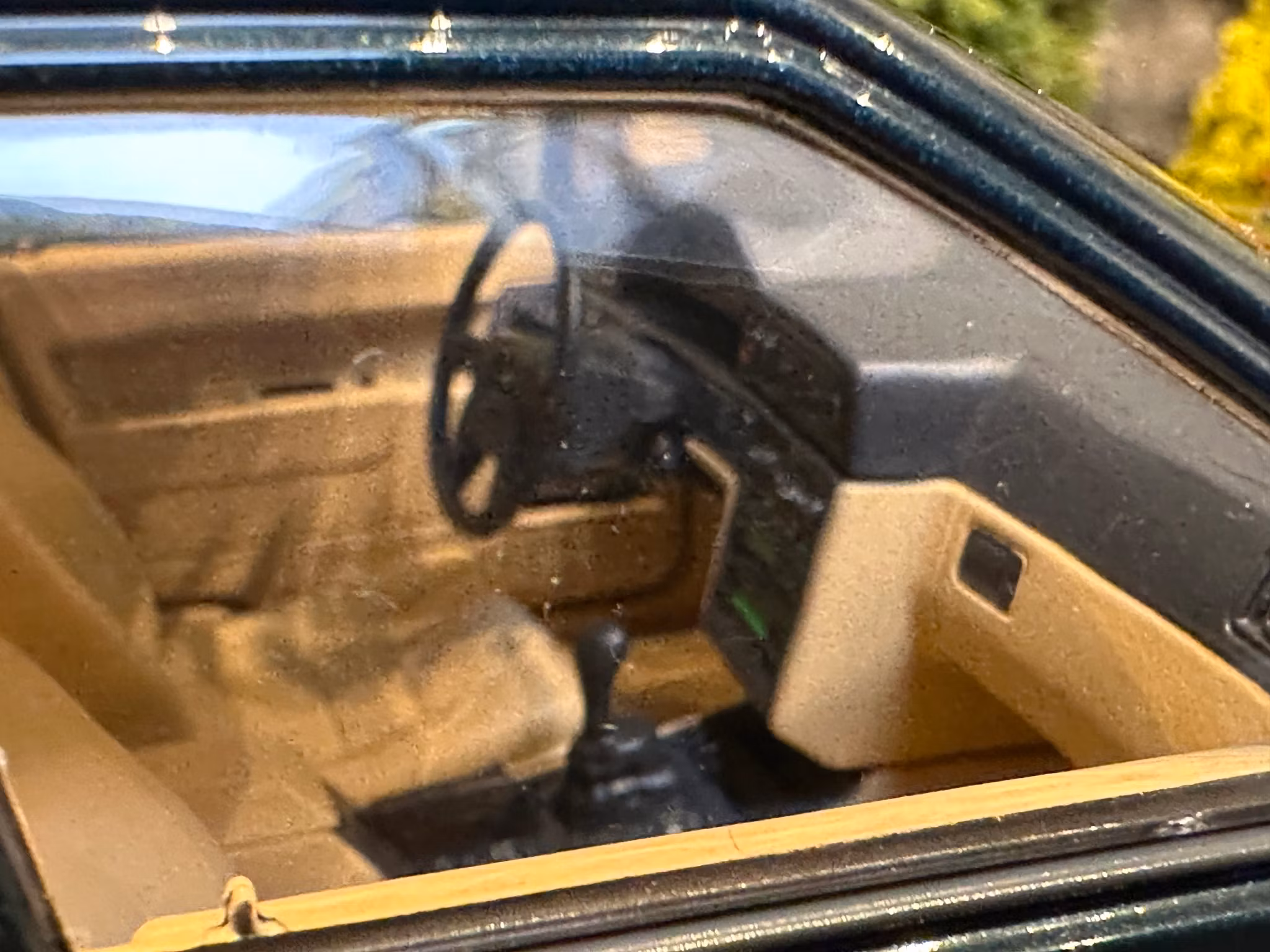 Skala 1/18 Volvo 850, Dark green metallic Triple9 Collection