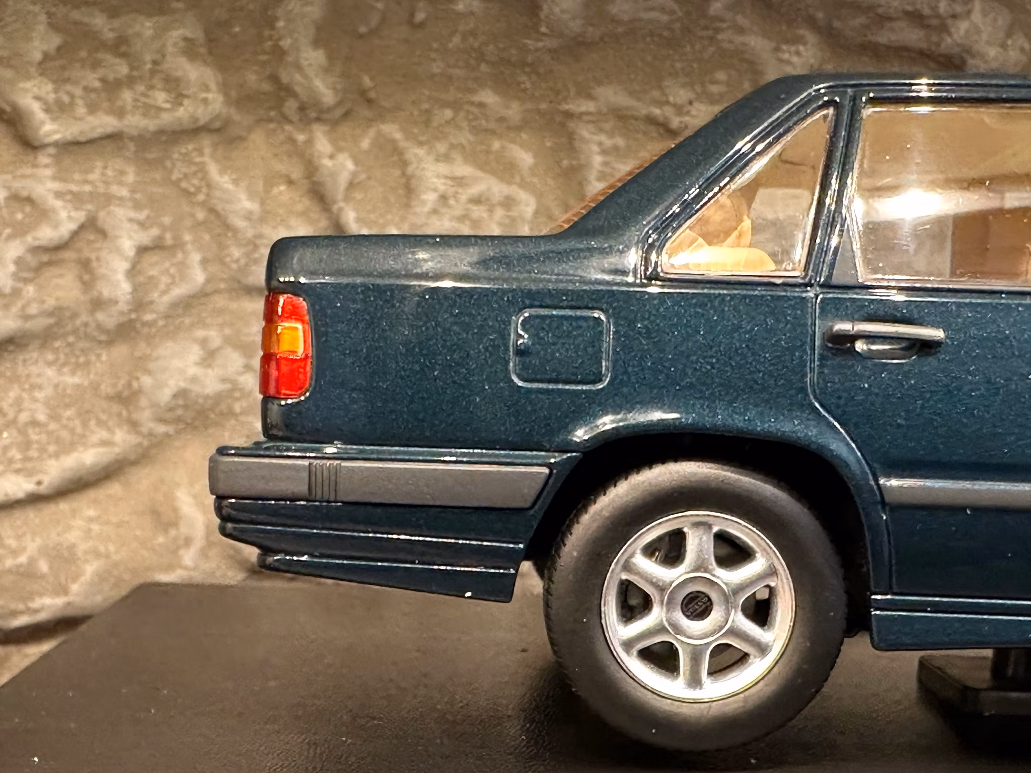 Skala 1/18 Volvo 850, Dark green metallic Triple9 Collection