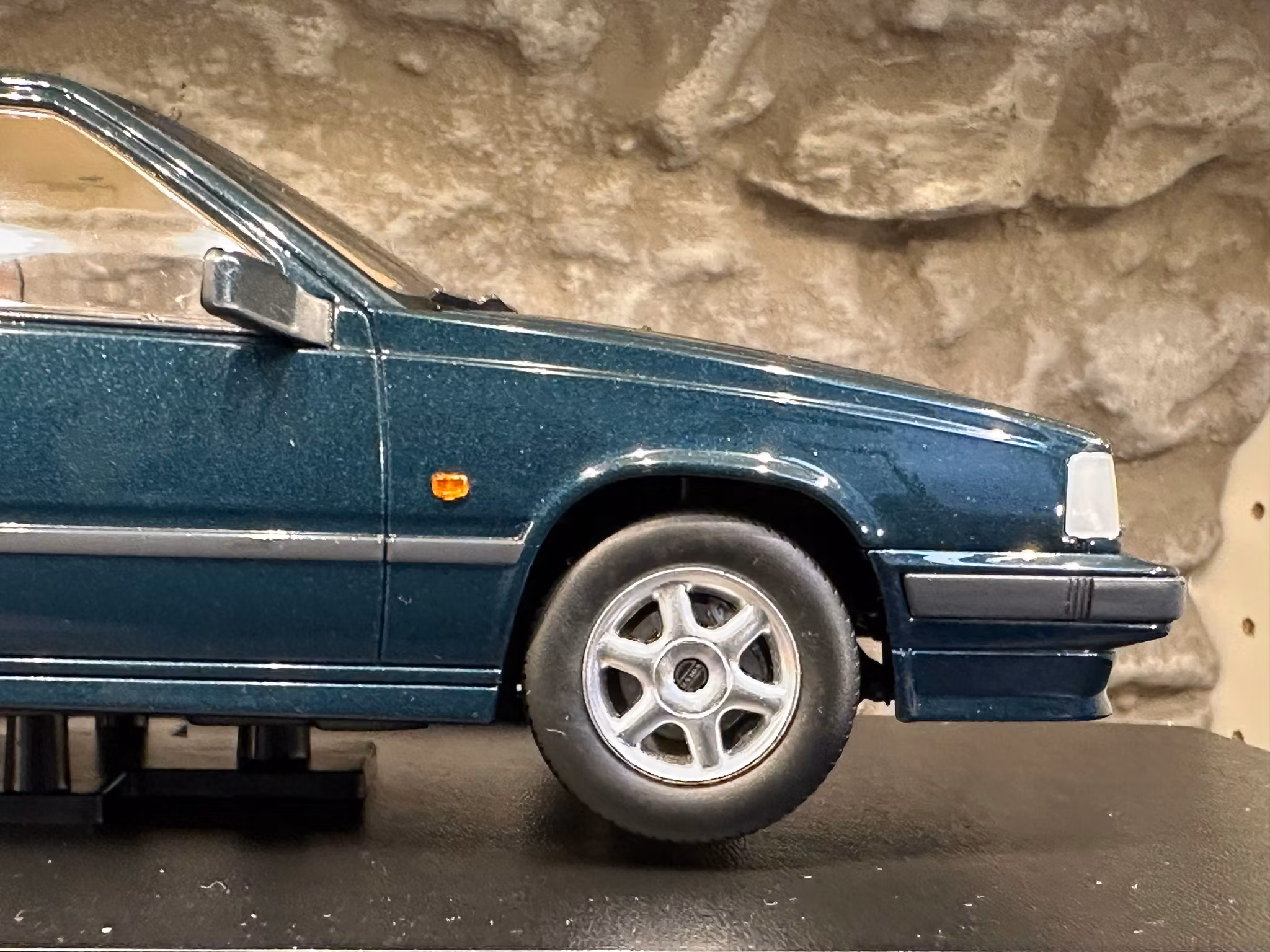 Skala 1/18 Volvo 850, Dark green metallic Triple9 Collection