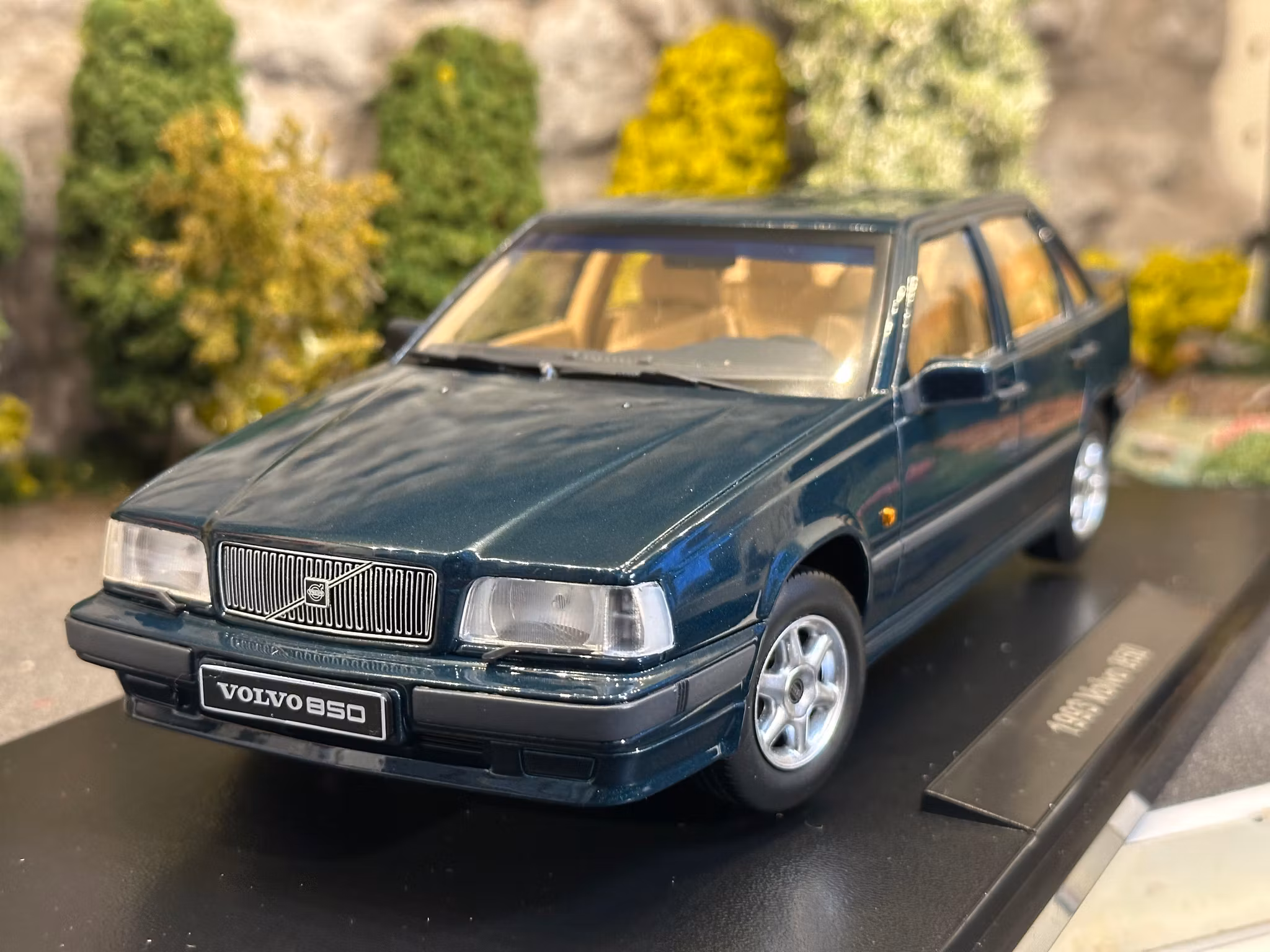 Skala 1/18 Volvo 850, Dark green metallic Triple9 Collection