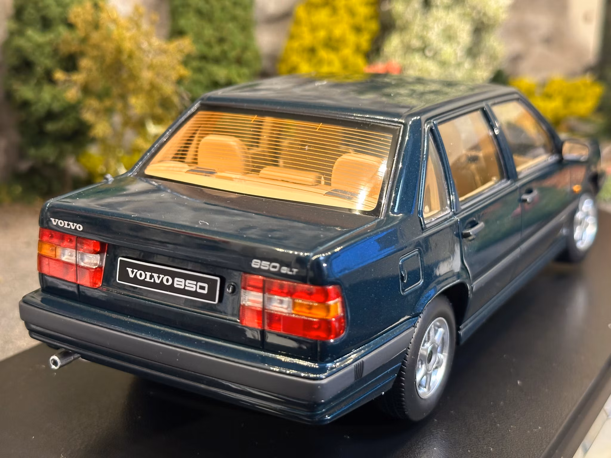 Skala 1/18 Volvo 850, Dark green metallic Triple9 Collection