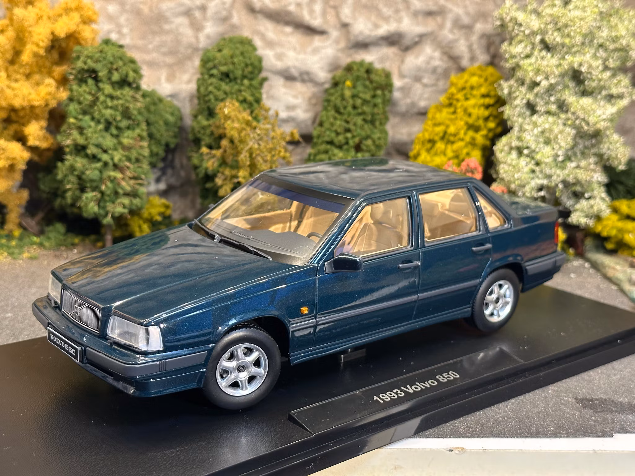 Skala 1/18 Volvo 850, Dark green metallic Triple9 Collection