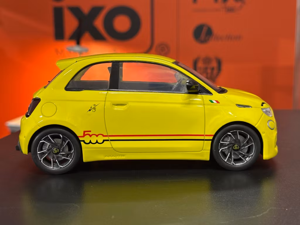 Skala 1/18 Fiat 500e Abarth, yellow fr IXO Models & MCG