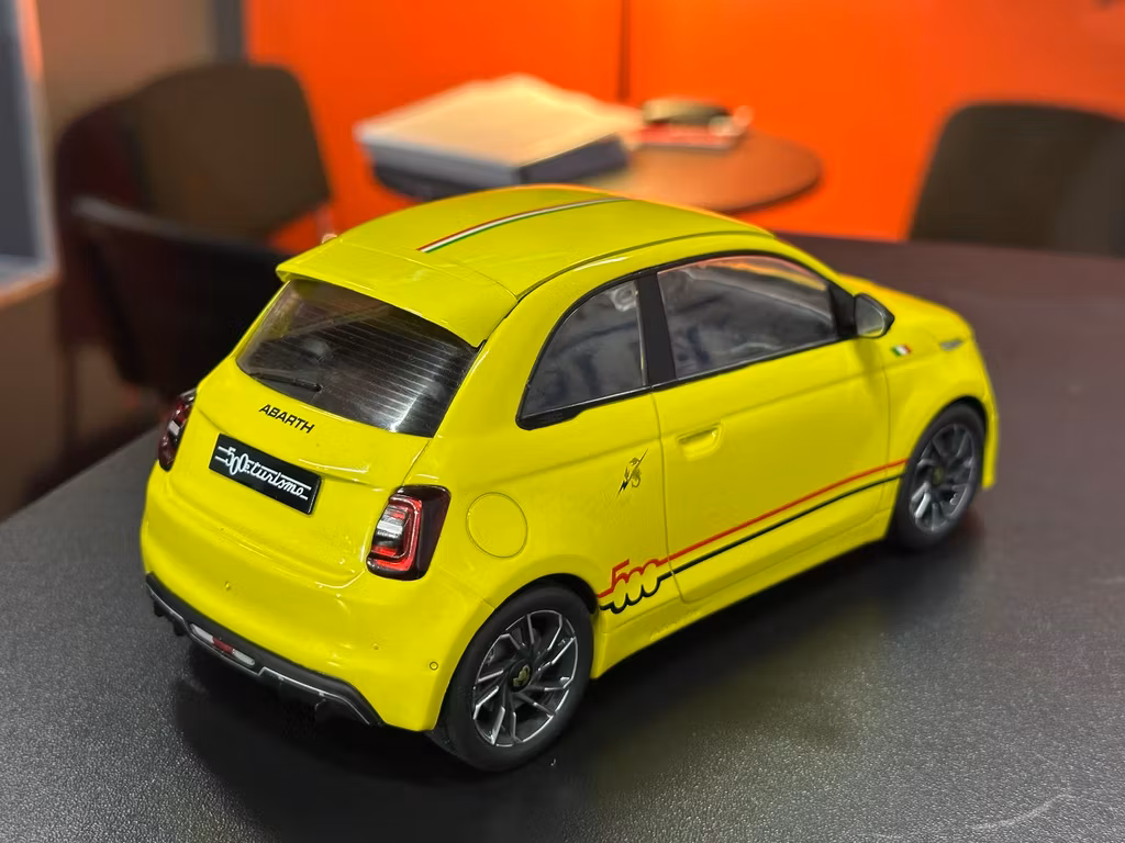 Skala 1/18 Fiat 500e Abarth, yellow fr IXO Models & MCG