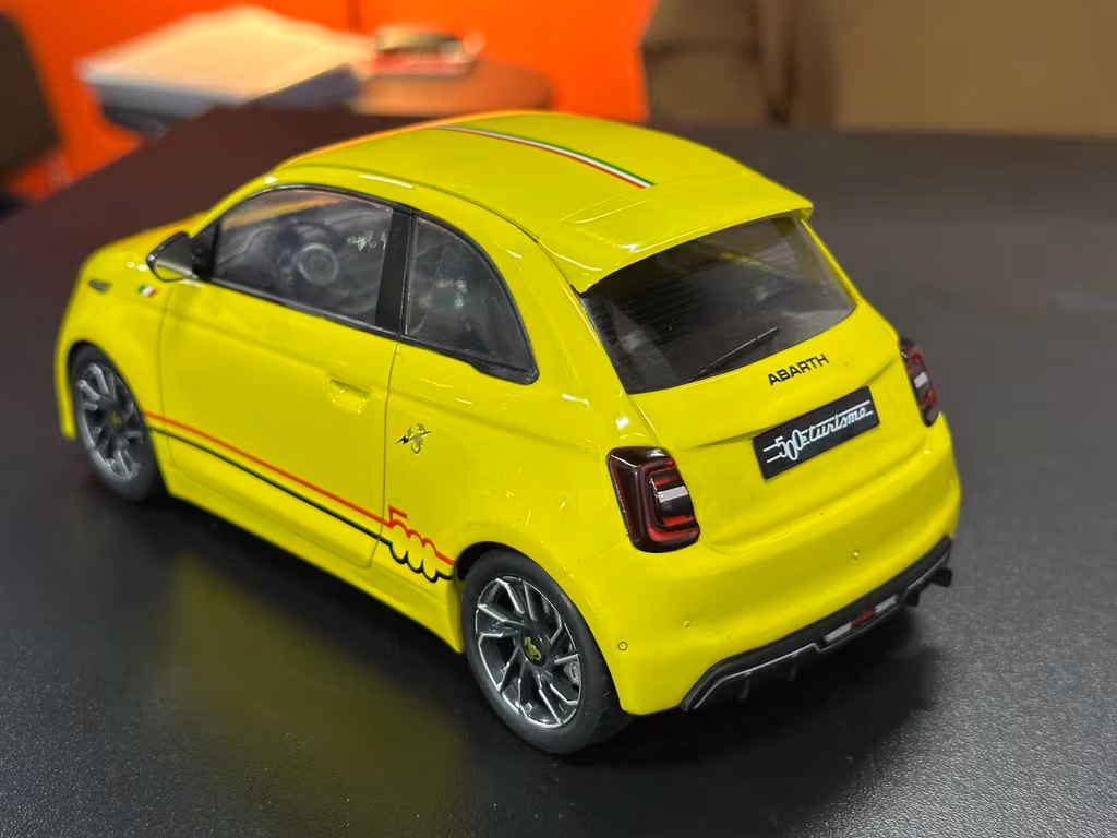 Skala 1/18 Fiat 500e Abarth, yellow fr IXO Models & MCG