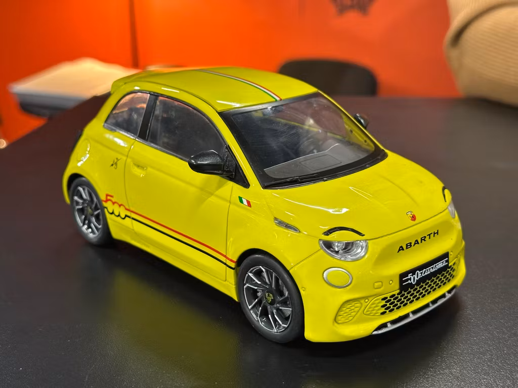 Skala 1/18 Fiat 500e Abarth, yellow fr IXO Models & MCG