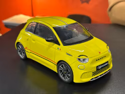 Skala 1/18 Fiat 500e Abarth, yellow fr IXO Models & MCG