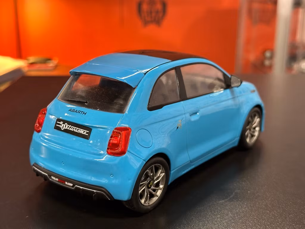 Skala 1/18 Fiat 500e Abarth, Light blue fr IXO Models & MCG