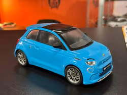 Skala 1/18 Fiat 500e Abarth, Light blue fr IXO Models & MCG
