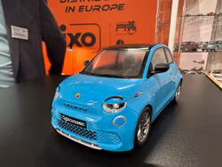 Skala 1/18 Fiat 500e Abarth, Light blue fr IXO Models & MCG
