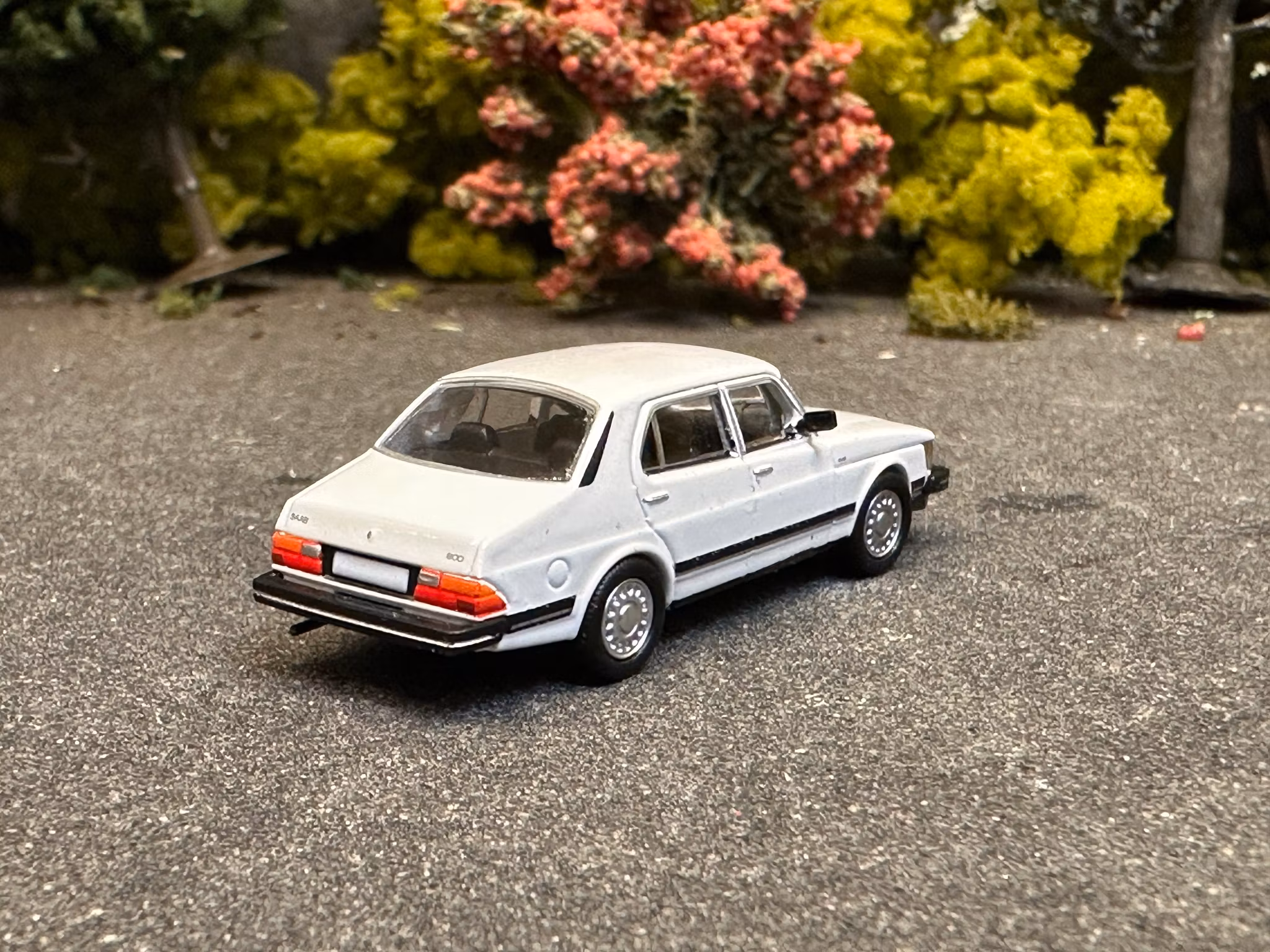 Skala 1/87 - SAAB 900 sedan, White fr PCX87