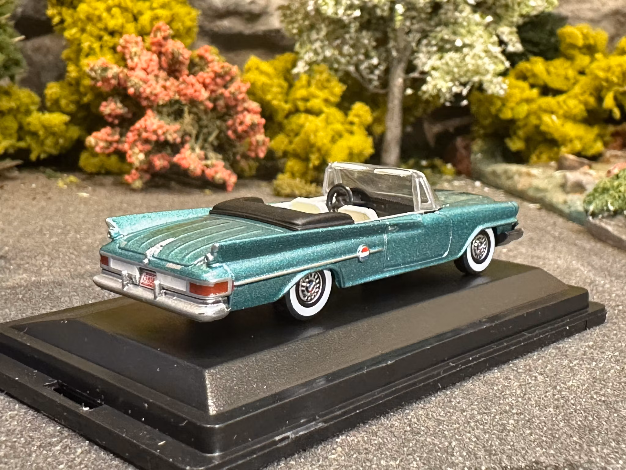 Skala 1/87 Chrysler 300 Convertible 1961 (Open) Pinewood green fr Oxford