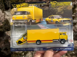 Skala 1/64 Hot Wheels PREMIUM Team Transport: 72 Toyota Corolla Levin & Sakura Sprinter