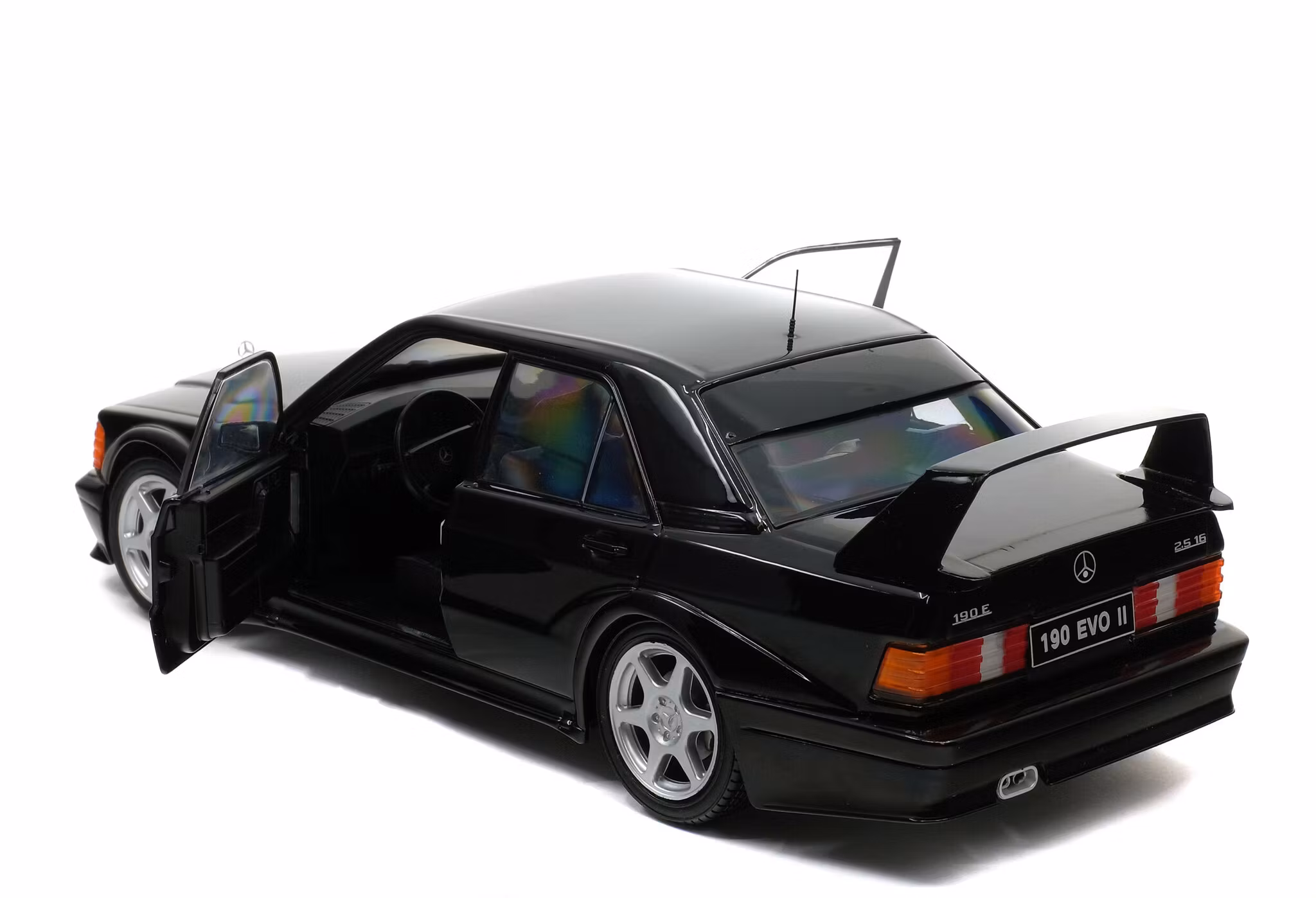 Skala 1/18 MERCEDES-BENZ 190 W201 EVO Black 1990 fr. SOLIDO (S1801001)
