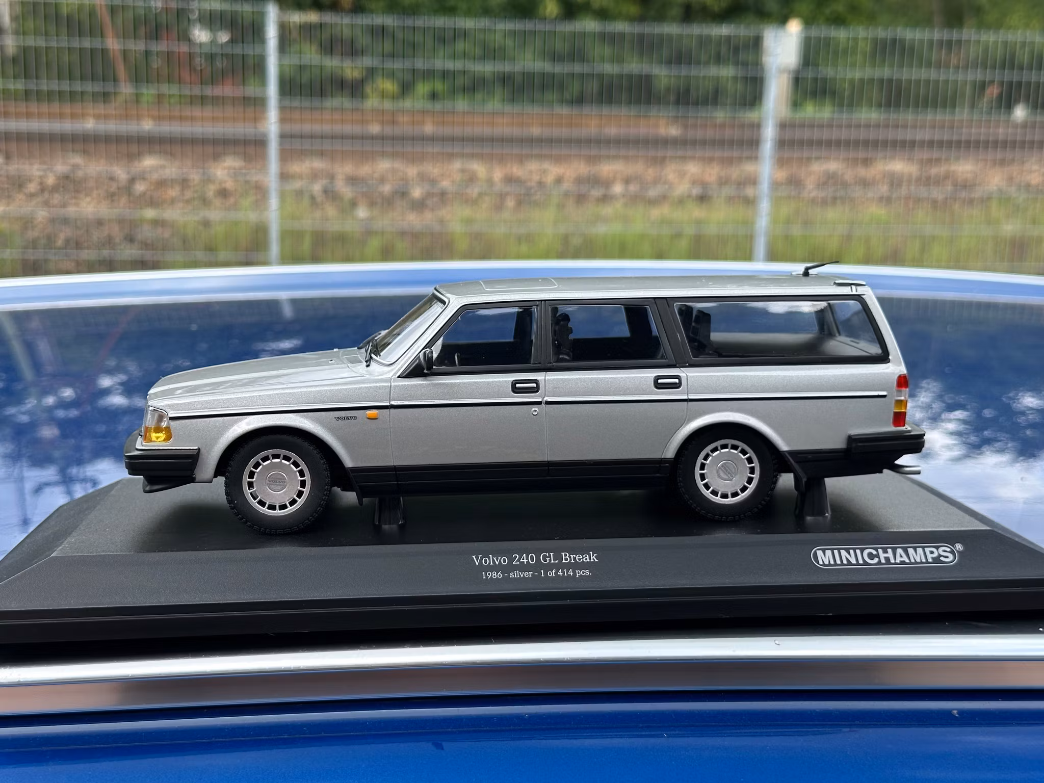 Skala 1/18 Volvo 240 GL Break (245) 1986 Silver fr Minichamps 1 of 414 pcs