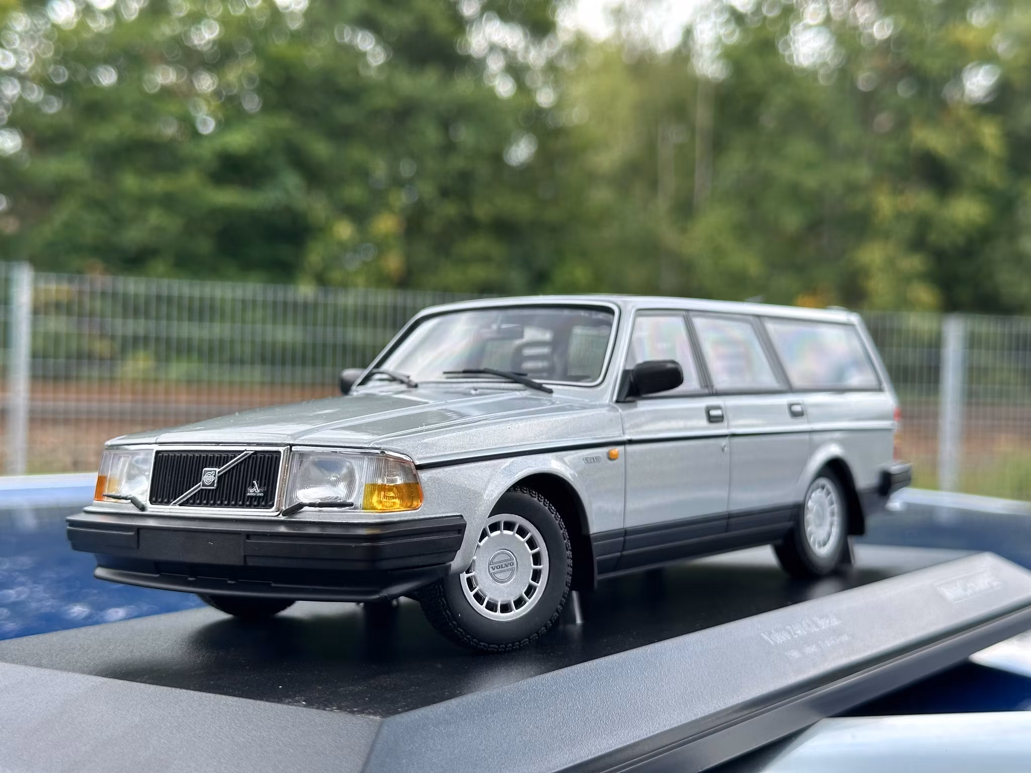 Skala 1/18 Volvo 240 GL Break (245) 1986 Silver fr Minichamps 1 of 414 pcs