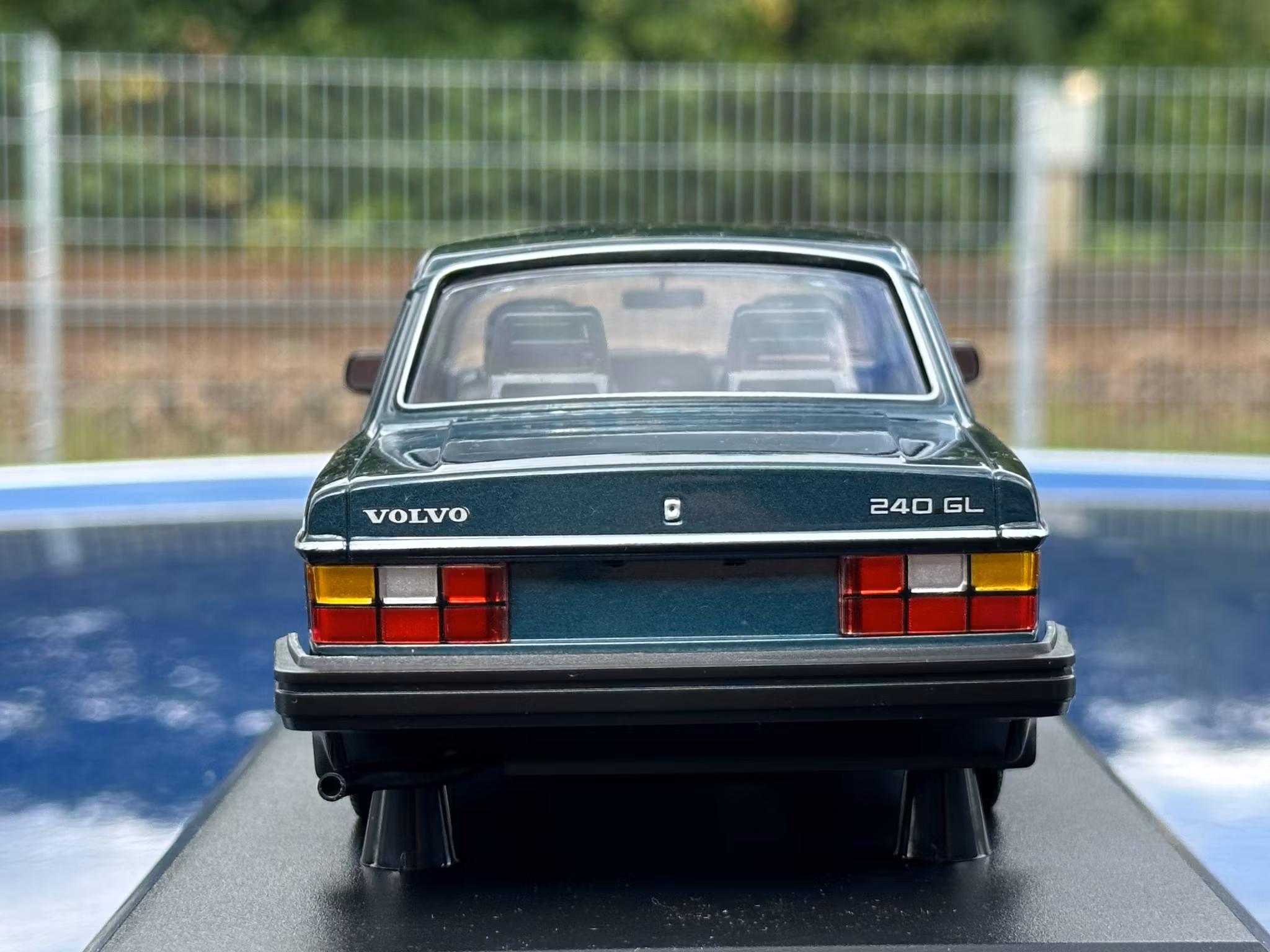 Skala 1/18 Volvo 240 GL (244) 1986 Dark green fr Minichamps 1 of 402 pcs