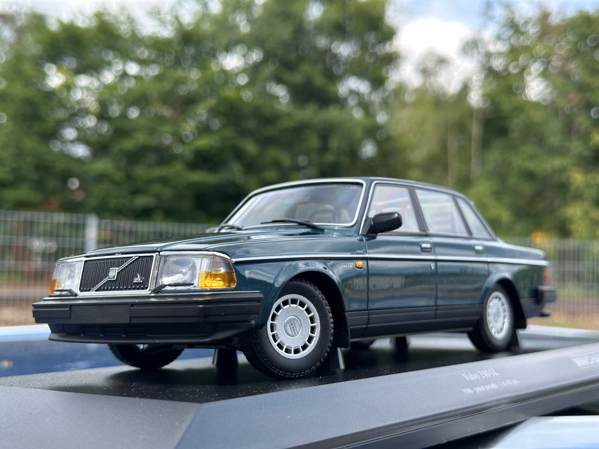Skala 1/18 Volvo 240 GL (244) 1986 Dark green fr Minichamps 1 of 402 pcs