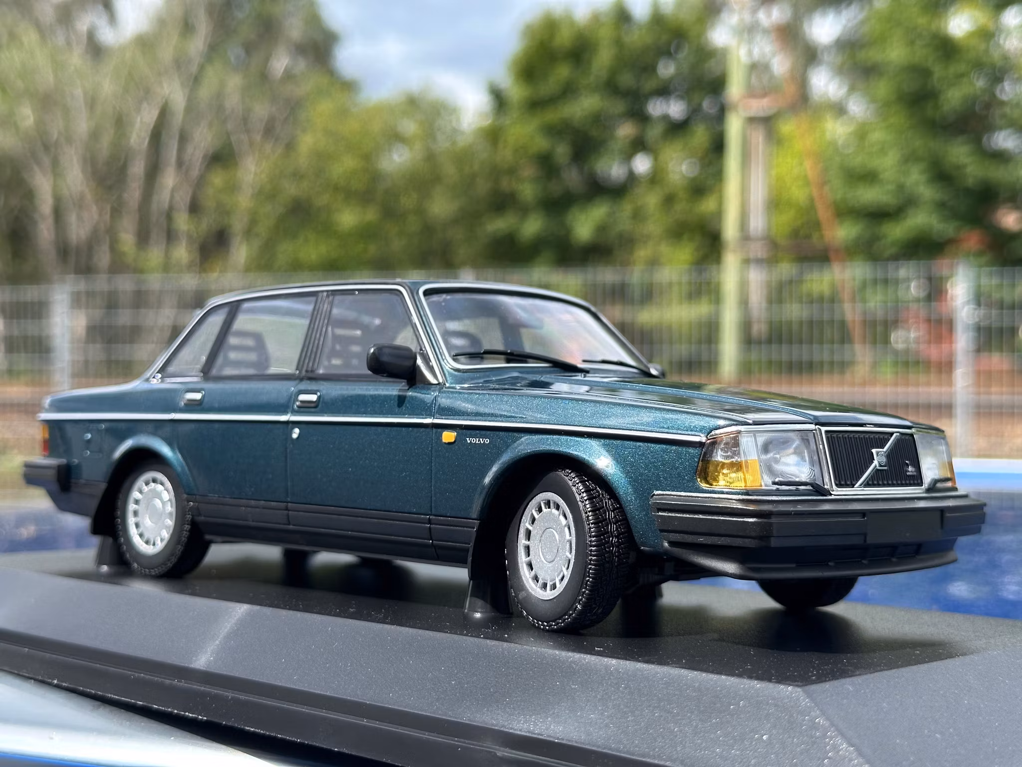 Skala 1/18 Volvo 240 GL (244) 1986 Dark green fr Minichamps 1 of 402 pcs