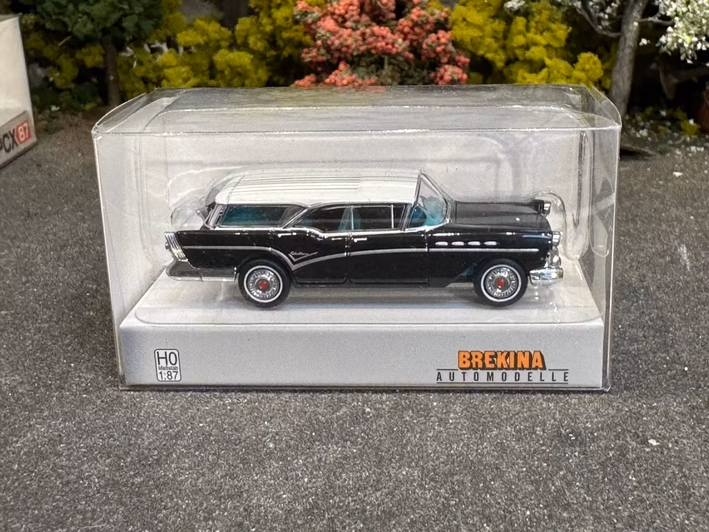 Skala 1/87 - Buick Century Caballero, Black/white fr Brekina