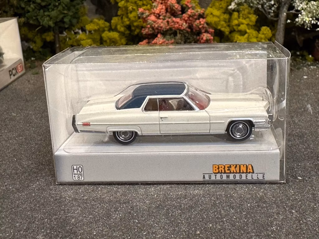 Skala 1/87 - Cadillac Coupe deVille, White/dark blue fr Brekina