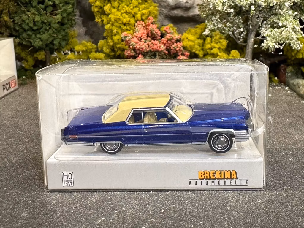 Skala 1/87 - Cadillac Coupe deVille, Metallic blue/ivory fr Brekina